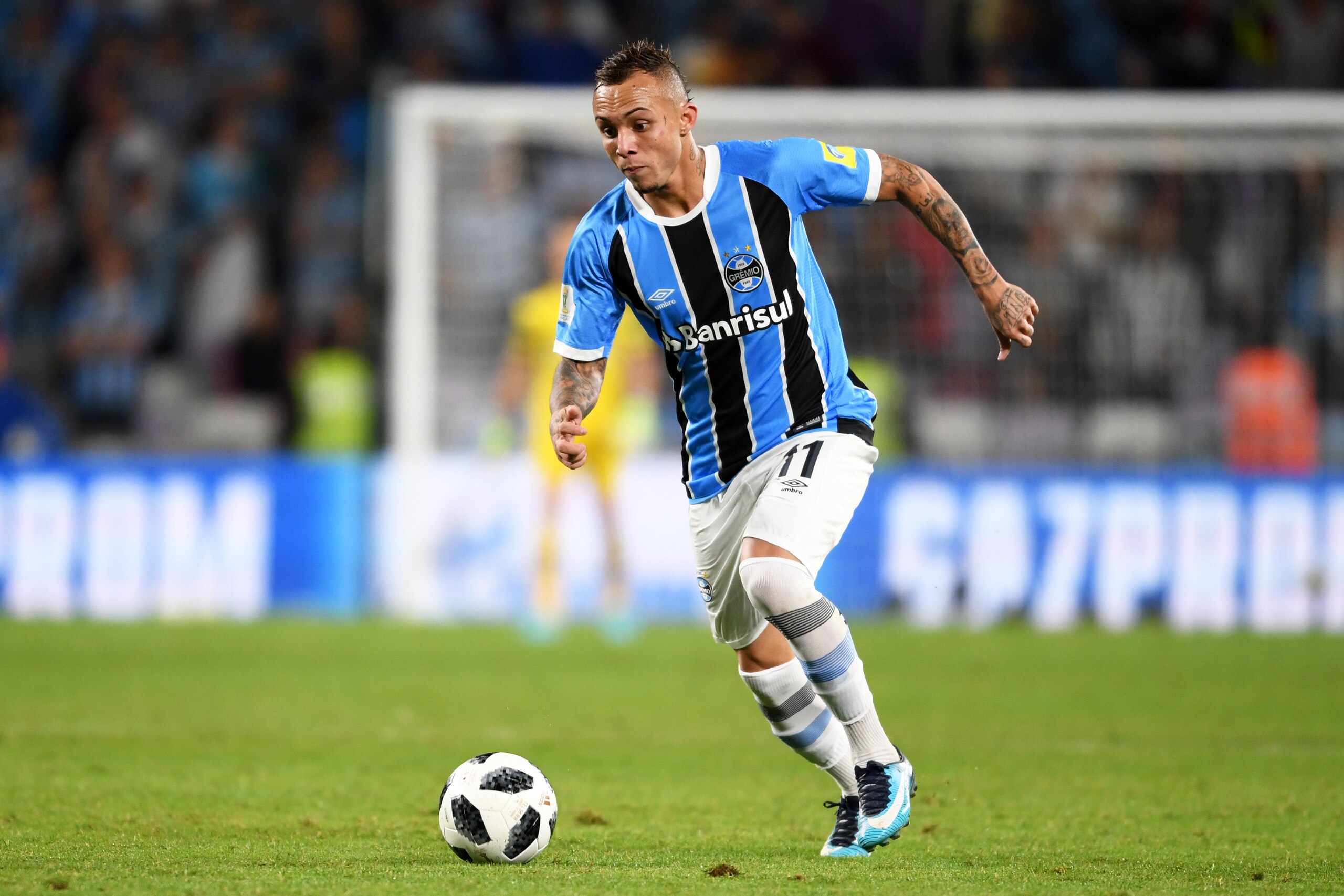 AL AIN, UNITED ARAB EMIRATES - DECEMBER 12:  Everton of  Gremio in action during the FIFA Club World Cup UAE 2017 semi-final match between Gremio FBPA and CF Pachuca  on December 12, 2017 in Al Ain, United Arab Emirates.  (Photo by Etsuo Hara/Getty Images