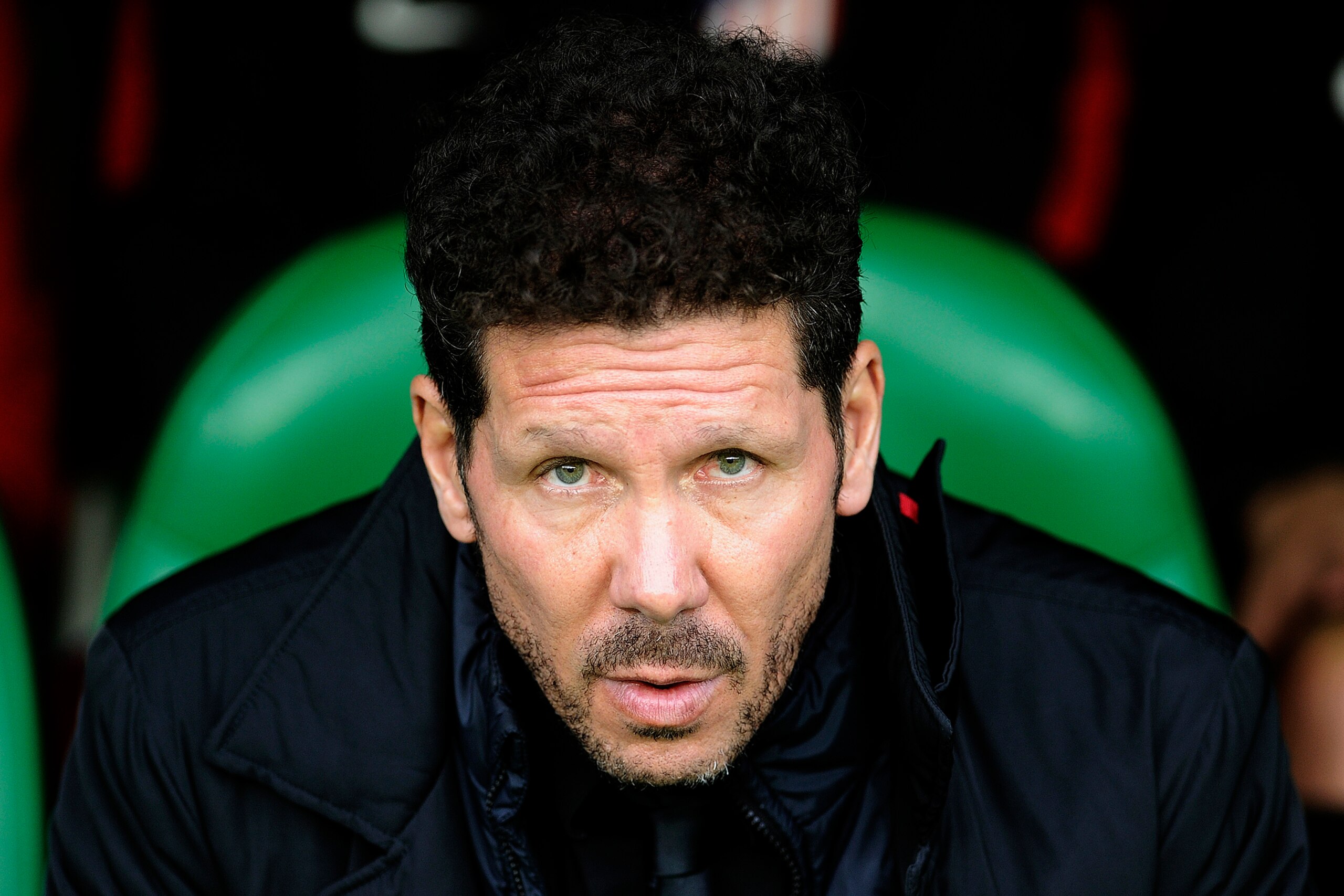 Atletico Madrid's Argentinian coach Diego Simeone attends the Spanish league football match between Real Betis and Atletico Madrid at the Benito Villamarin Stadium in Sevilla on December 10, 2017. / AFP PHOTO / CRISTINA QUICLER        (Photo credit should