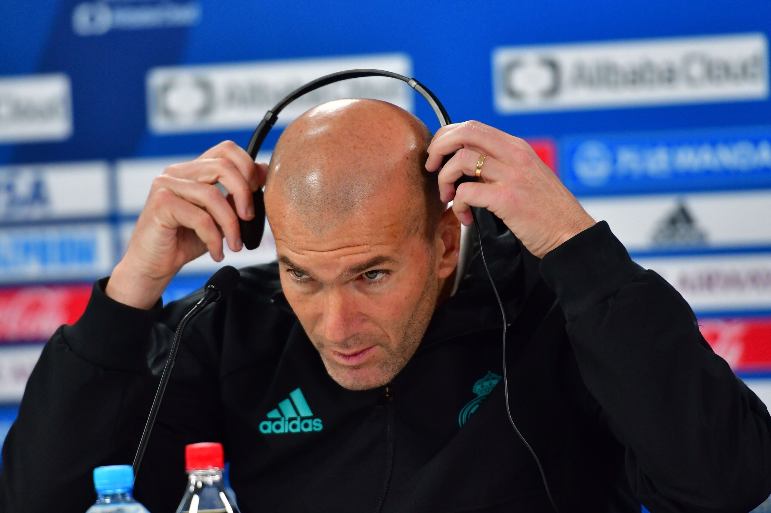 Real Madrid coach Zinedine Zidane attends a press conference on the eve of their FIFA Club World Cup final match against Brazilian Gremio club in the Emirati capital Abu Dhabi on December 15, 2017.  / AFP PHOTO / Giuseppe CACACE        (Photo credit shoul
