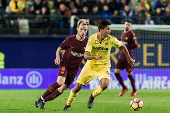 VILLARREAL, SPAIN - DECEMBER 10: Rodrigo Hernandez Cascante, Rodri (R), of Villarreal CF is tackled by Ivan Rakitic of FC Barcelona during the La Liga 2017-18 match between Villarreal CF and FC Barcelona at Estadio de la Ceramica on 10 December 2017 in Vi