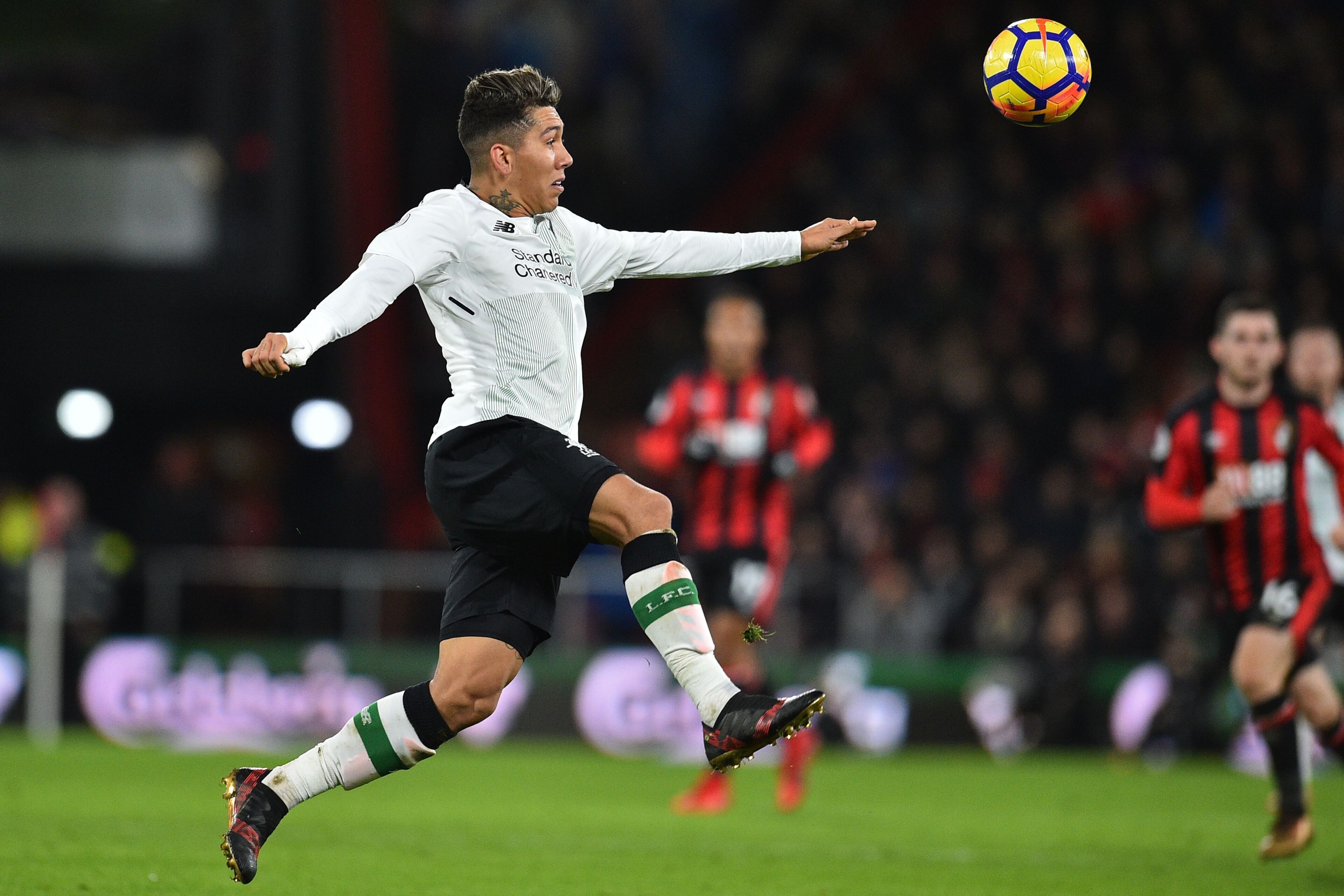 Liverpool's Brazilian midfielder Roberto Firmino controls the ball during the English Premier League football match between Bournemouth and Liverpool at the Vitality Stadium in Bournemouth, southern England on December 17, 2017. / AFP PHOTO / Glyn KIRK / Liverpool's Brazilian midfielder Roberto Firmino controls the ball during the English Premier League football match between Bournemouth and Liverpool at the Vitality Stadium in Bournemouth, southern England on December 17, 2017. / AFP PHOTO / Glyn KIRK /