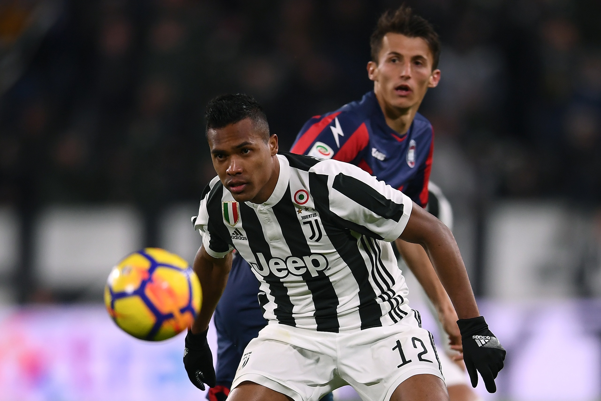Juventus' defender Alex Sandro from Brazil eyes the ball during the Italian Serie A football match Juventus Vs Crotone on November 26, 2017 at the 'Allianz Stadium' in Turin. / AFP PHOTO / MARCO BERTORELLO (Photo credit should read MARCO BERTORELL Juventus' defender Alex Sandro from Brazil eyes the ball during the Italian Serie A football match Juventus Vs Crotone on November 26, 2017 at the 'Allianz Stadium' in Turin. / AFP PHOTO / MARCO BERTORELLO (Photo credit should read MARCO BERTORELL