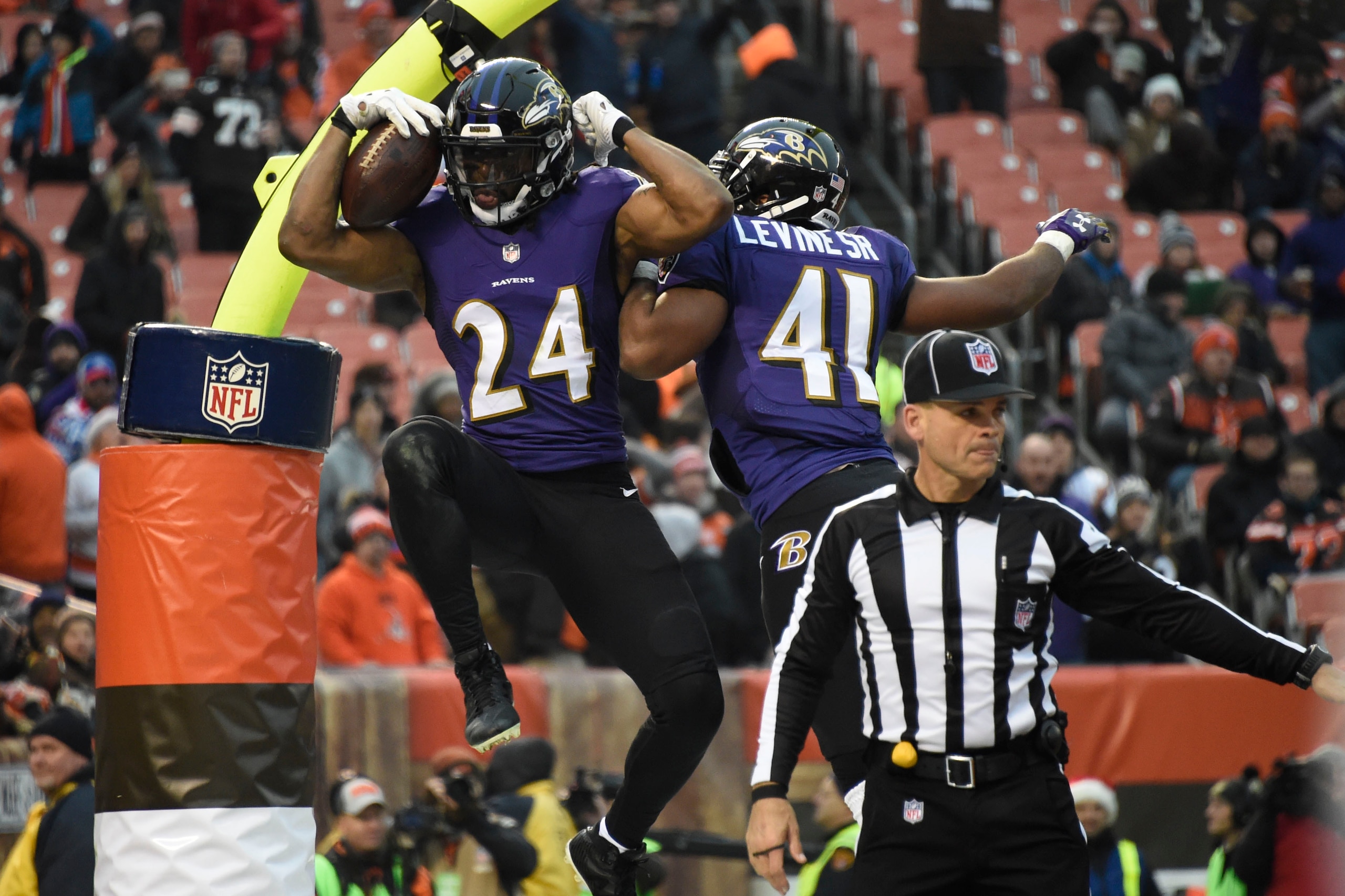 CLEVELAND, OH - DECEMBER 17: Brandon Carr #24 of the Baltimore Ravens celebrates a touch back in the fourth quarter against the Cleveland Browns at FirstEnergy Stadium on December 17, 2017 in Cleveland, Ohio. (Photo by Jason Miller/Getty Images)
