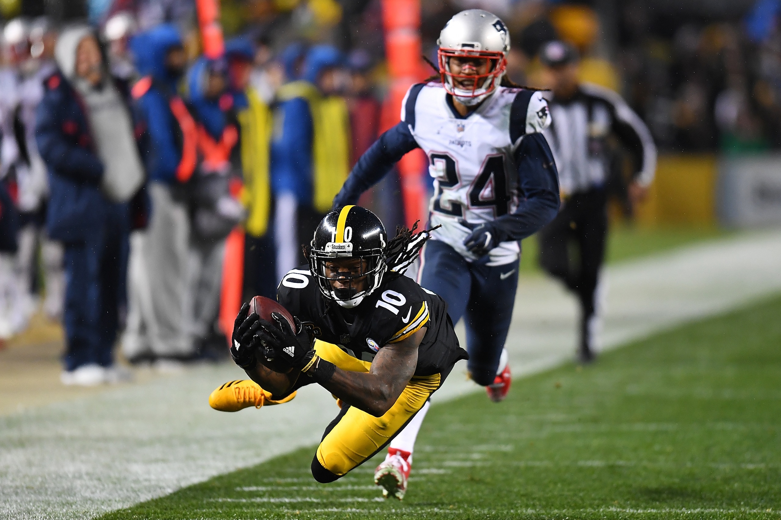 PITTSBURGH, PA - DECEMBER 17: Martavis Bryant #10 of the Pittsburgh Steelers makes a diving catch on a pass from Ben Roethlisberger #7 in the first half during the game against the New England Patriots at Heinz Field on December 17, 2017 in Pittsburgh, Pe