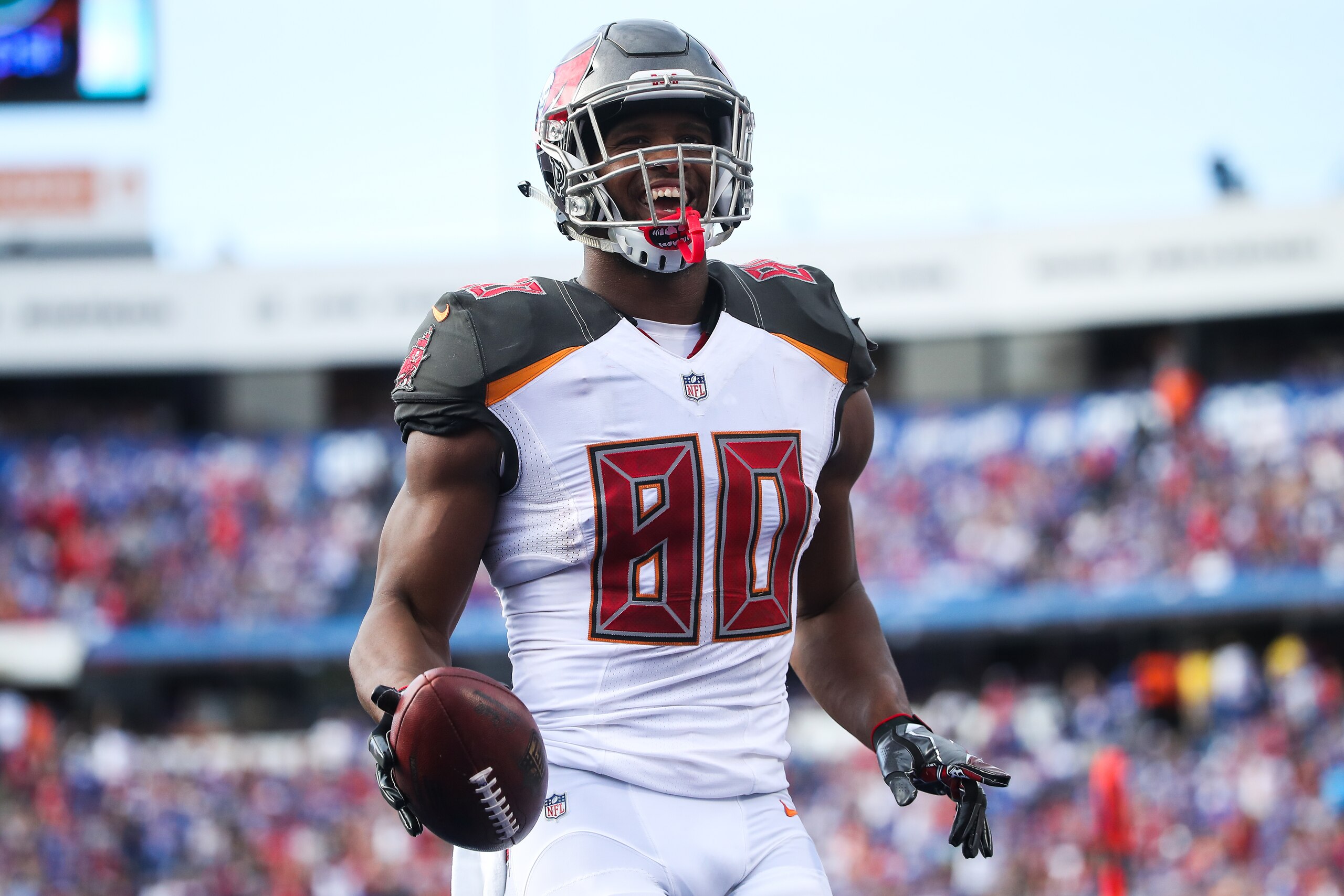 ORCHARD PARK, NY - OCTOBER 22:  O.J. Howard #80 of the Tampa Bay Buccaneers scores a touchdown during the fourth quarter of an NFL game against the Buffalo Bills on October 22, 2017 at New Era Field in Orchard Park, New York.  (Photo by Tom Szczerbowski/G