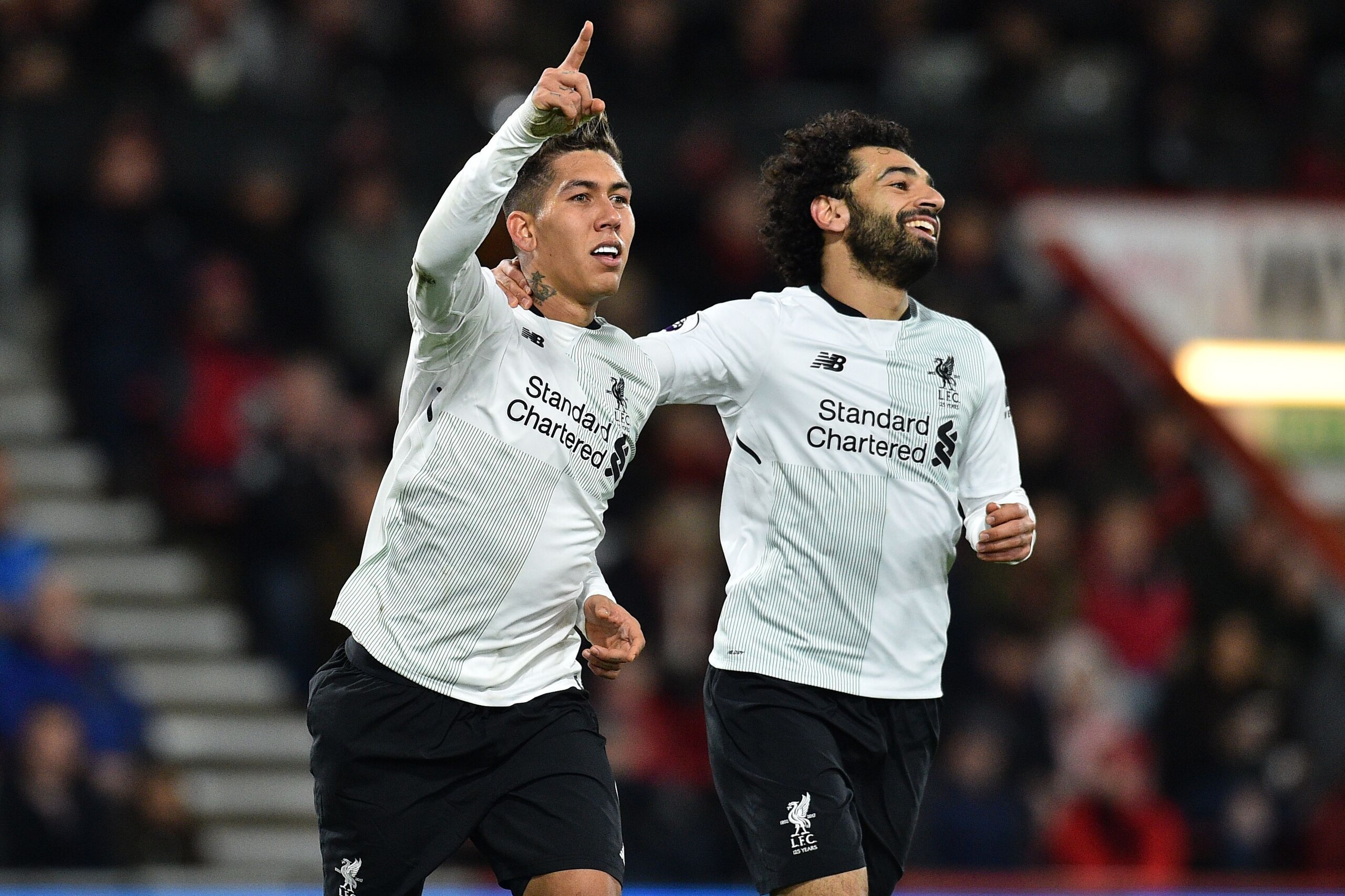 Liverpool's Brazilian midfielder Roberto Firmino (L) celebrates with Liverpool's Egyptian midfielder Mohamed Salah after scoring their fourth goal during the English Premier League football match between Bournemouth and Liverpool at the Vitality Stadium i Liverpool's Brazilian midfielder Roberto Firmino (L) celebrates with Liverpool's Egyptian midfielder Mohamed Salah after scoring their fourth goal during the English Premier League football match between Bournemouth and Liverpool at the Vitality Stadium i