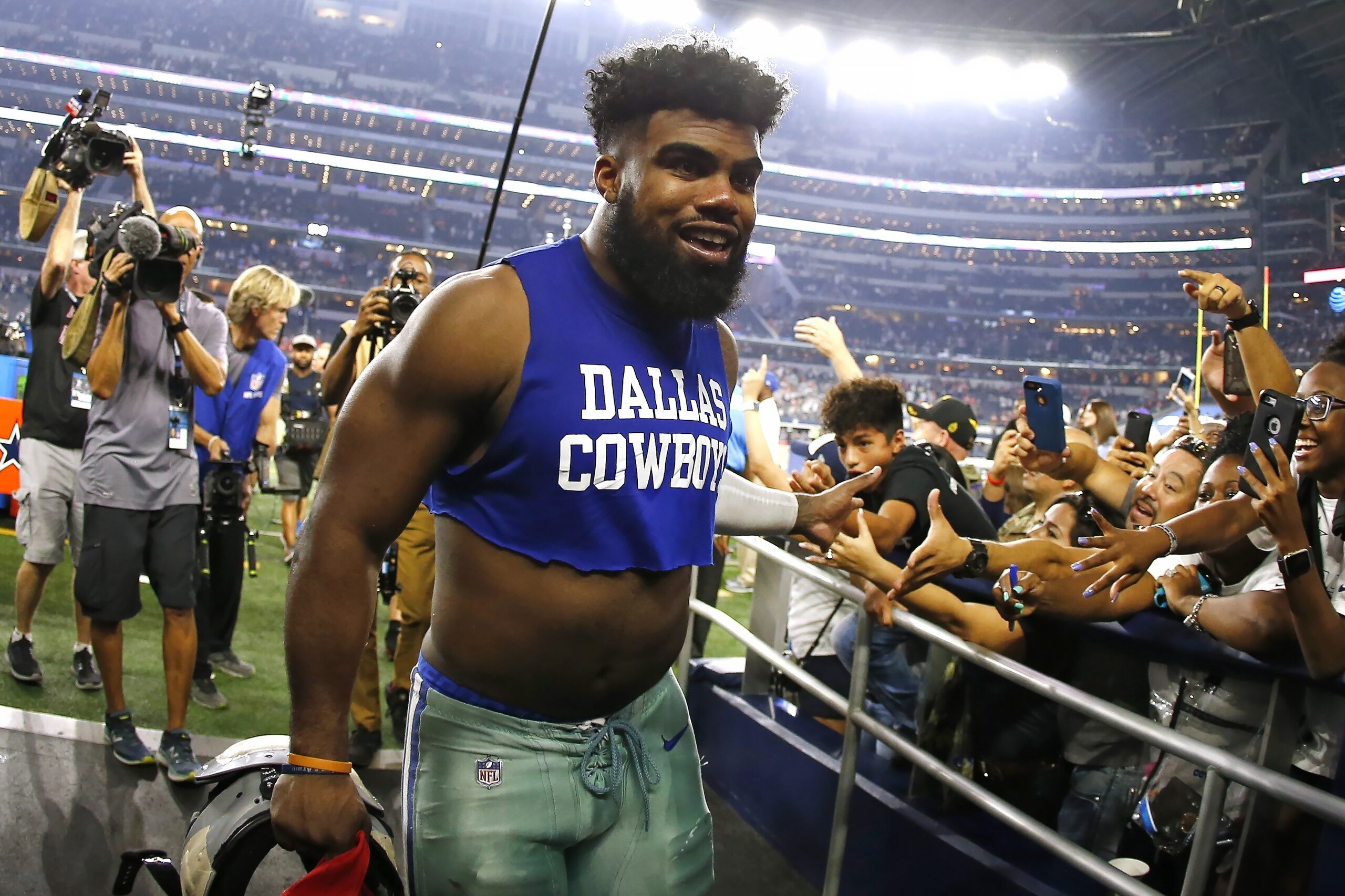 ARLINGTON, TX - NOVEMBER 5: Ezekiel Elliott #21 of the Dallas Cowboys celebrates with fans following the Cowboys 28-17 win over the Kansas City Chiefs at AT&T Stadium on November 5, 2017 in Arlington, Texas. (Photo by Ron Jenkins/Getty Images) ARLINGTON, TX - NOVEMBER 5: Ezekiel Elliott #21 of the Dallas Cowboys celebrates with fans following the Cowboys 28-17 win over the Kansas City Chiefs at AT&T Stadium on November 5, 2017 in Arlington, Texas. (Photo by Ron Jenkins/Getty Images)