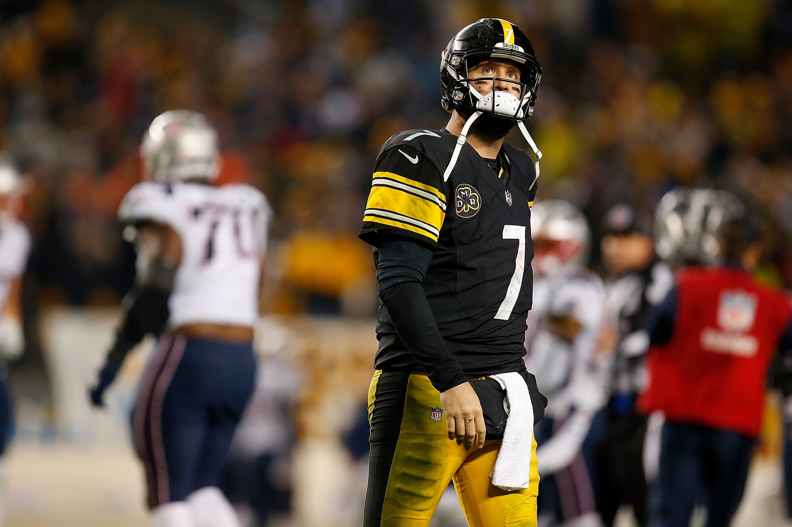 PITTSBURGH, PA - DECEMBER 17: Ben Roethlisberger #7 of the Pittsburgh Steelers walks off the field after throwing an interception in the fourth quarter during the game against the New England Patriots at Heinz Field on December 17, 2017 in Pittsburgh, Pen PITTSBURGH, PA - DECEMBER 17: Ben Roethlisberger #7 of the Pittsburgh Steelers walks off the field after throwing an interception in the fourth quarter during the game against the New England Patriots at Heinz Field on December 17, 2017 in Pittsburgh, Pen