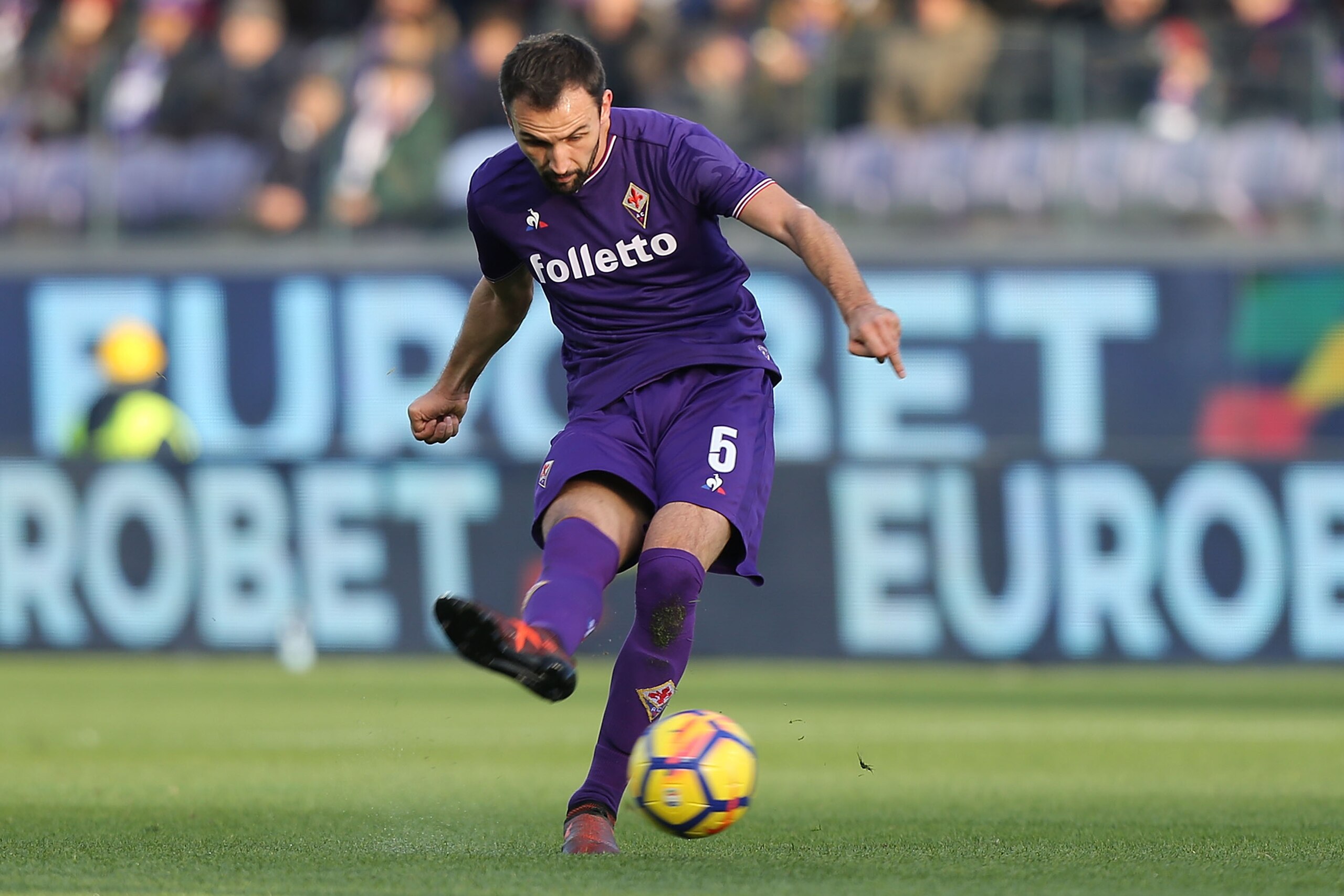 FLORENCE, ITALY - DECEMBER 03: Milan Badelj of ACF Fiorentina in action during the Serie A match between ACF Fiorentina and US Sassuolo at Stadio Artemio Franchi on December 3, 2017 in Florence, Italy.  (Photo by Gabriele Maltinti/Getty Images)