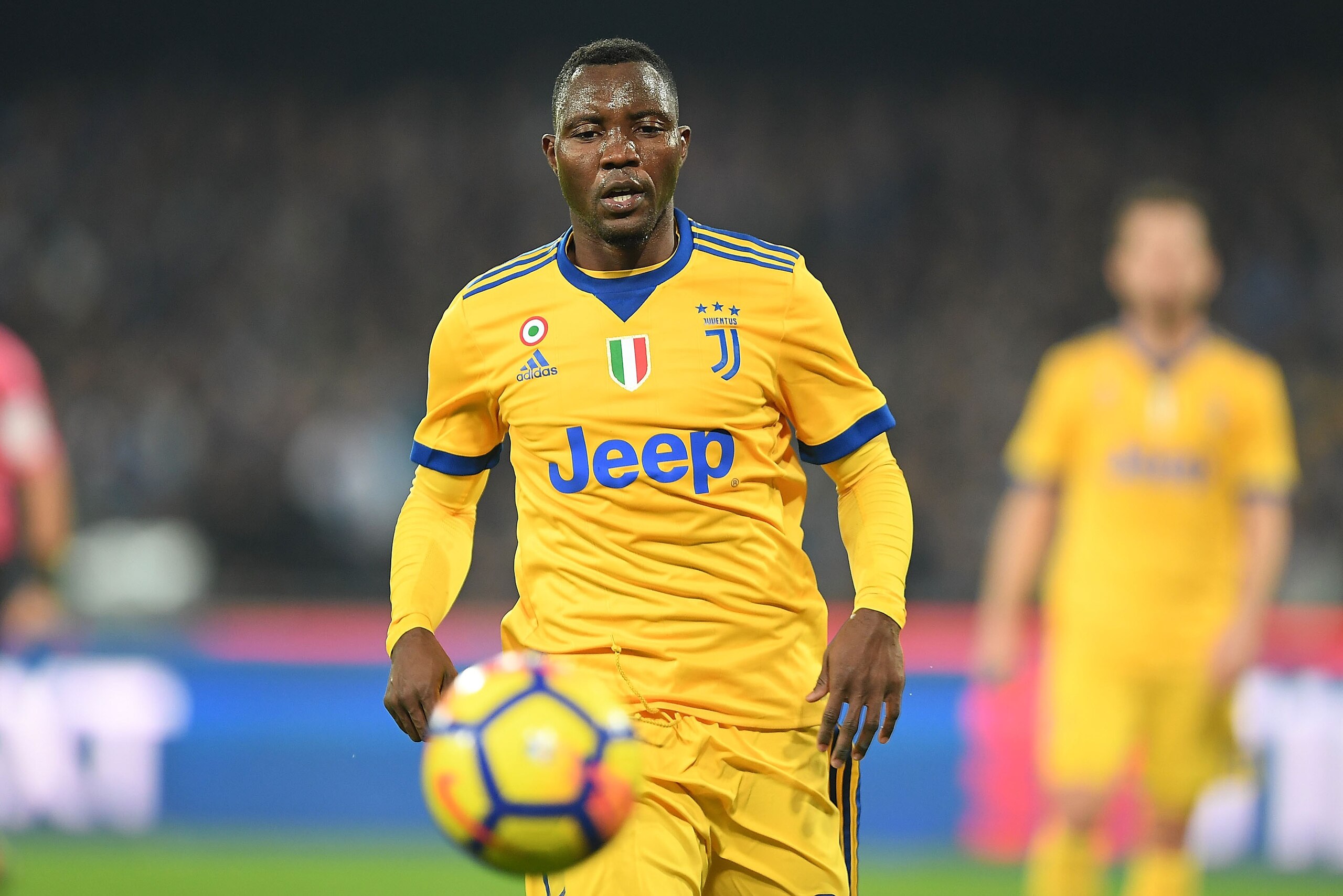 NAPLES, ITALY - DECEMBER 01:  Kwadwo Asamoah of Juventus in action during the Serie A match between SSC Napoli and Juventus at Stadio San Paolo on December 1, 2017 in Naples, Italy.  (Photo by Francesco Pecoraro/Getty Images)