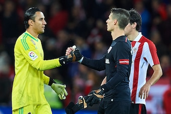 BILBAO, SPAIN - DECEMBER 02:  Keylor Navas of Real Madrid CF (L) shake hands wth Kepa Arrizabalaga of Athletic Club (R) during the La Liga match between Athletic Club and Real Madrid at Estadio de San Mames on December 2, 2017 in Bilbao, Spain.  (Photo by