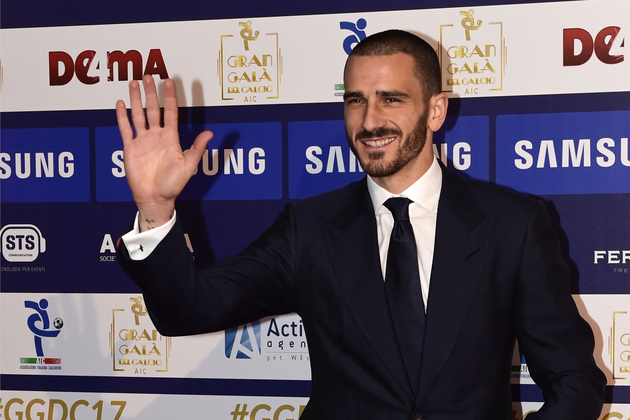 Former Juventus' defender Leonardo Bonucci waves as he arrives at the 'Gran Gala del Calcio' Italian Football Association (Associazione Italiana Calciatori - IAC) awards ceremony on November 27, 2017, in Milan.  / AFP PHOTO / MIGUEL MEDINA        (Photo c