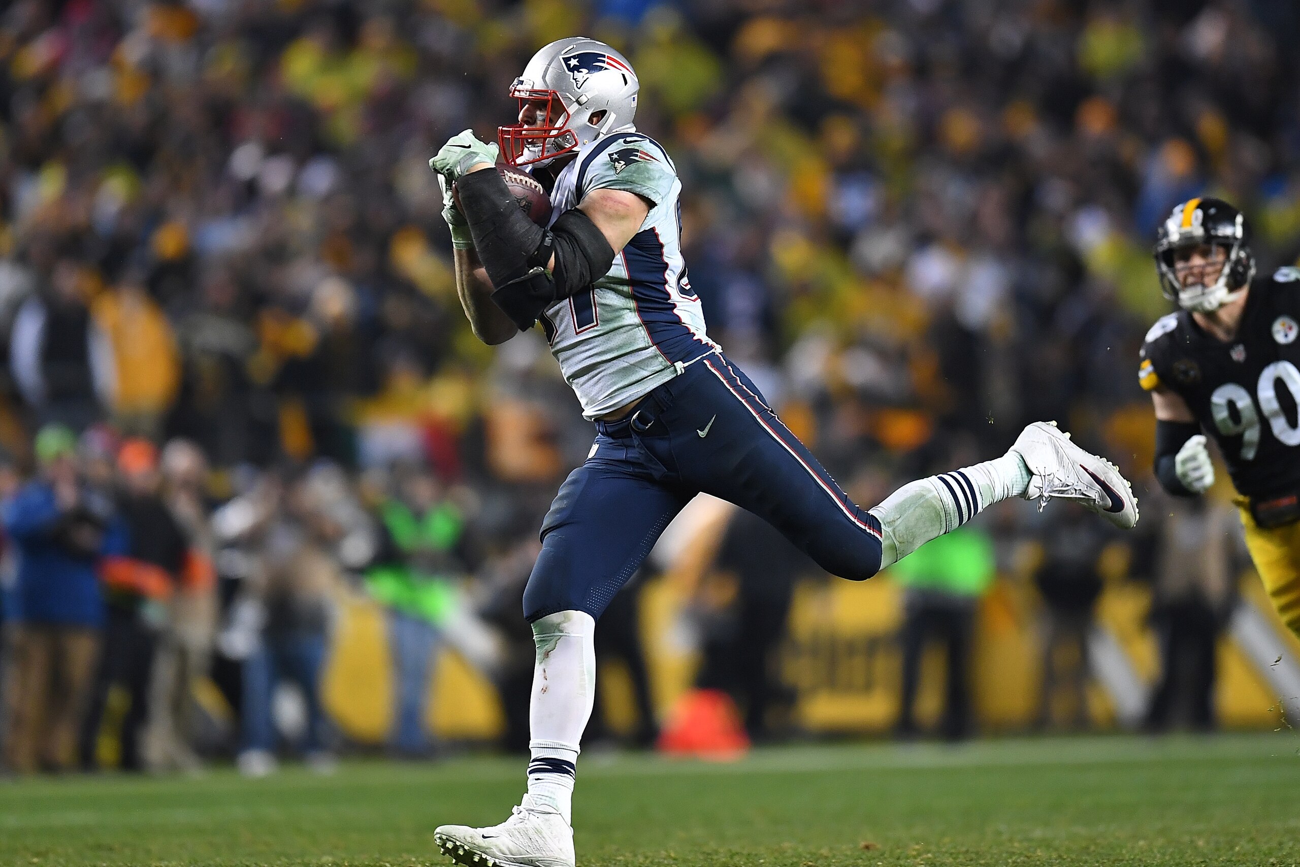 PITTSBURGH, PA - DECEMBER 17:  Rob Gronkowski #87 of the New England Patriots in action during the game against the Pittsburgh Steelers at Heinz Field on December 17, 2017 in Pittsburgh, Pennsylvania. (Photo by Joe Sargent/Getty Images) *** Local Caption 