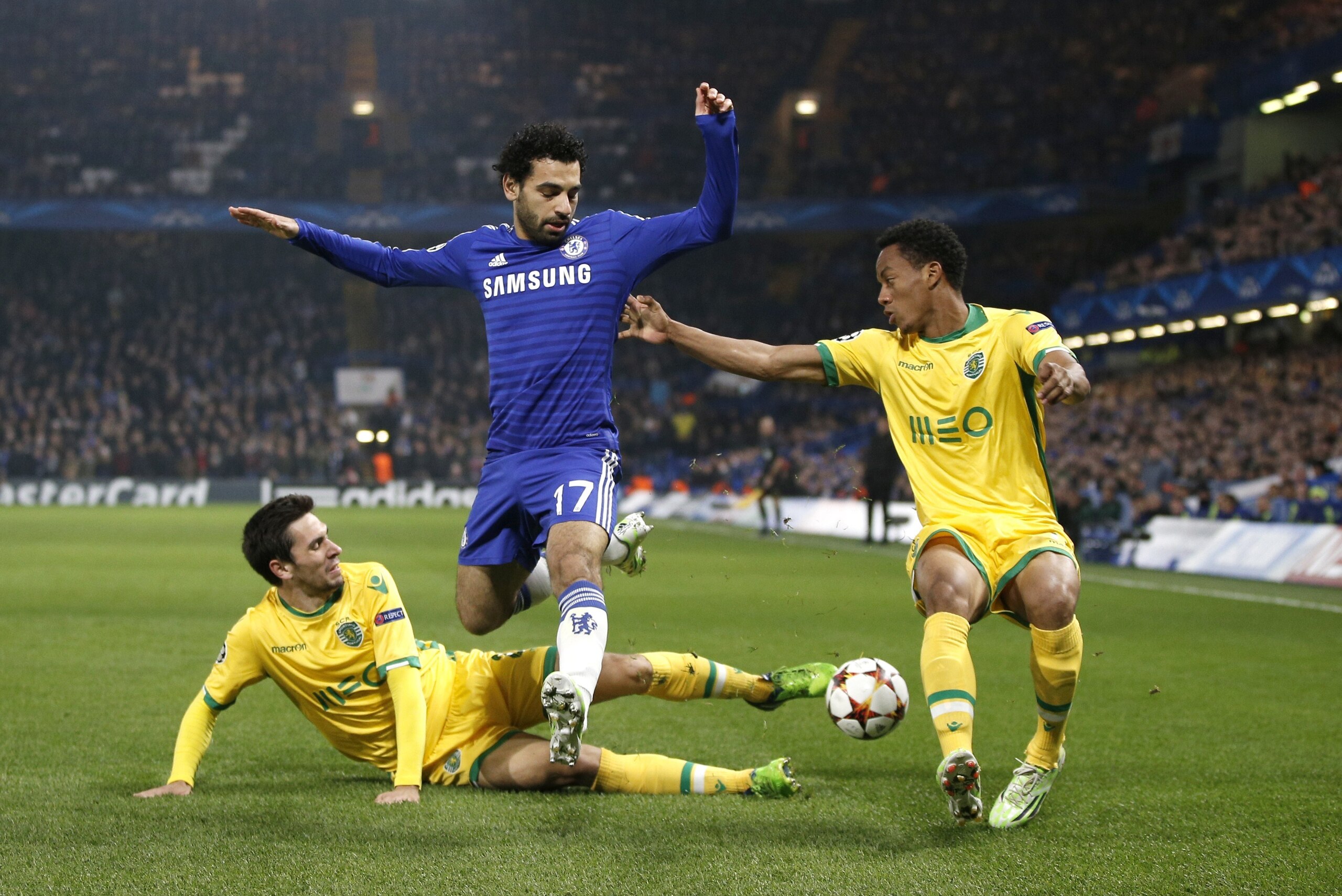 Sporting's defender Paulo Oliveira (L) and Sporting's Peruvian forward Andre Carillo (R) challenge Chelsea's Egyptian midfielder Mohamed Salah during the UEFA Champions League group G football match at Stamford Bridge in London on December 10, 2014. AFP P