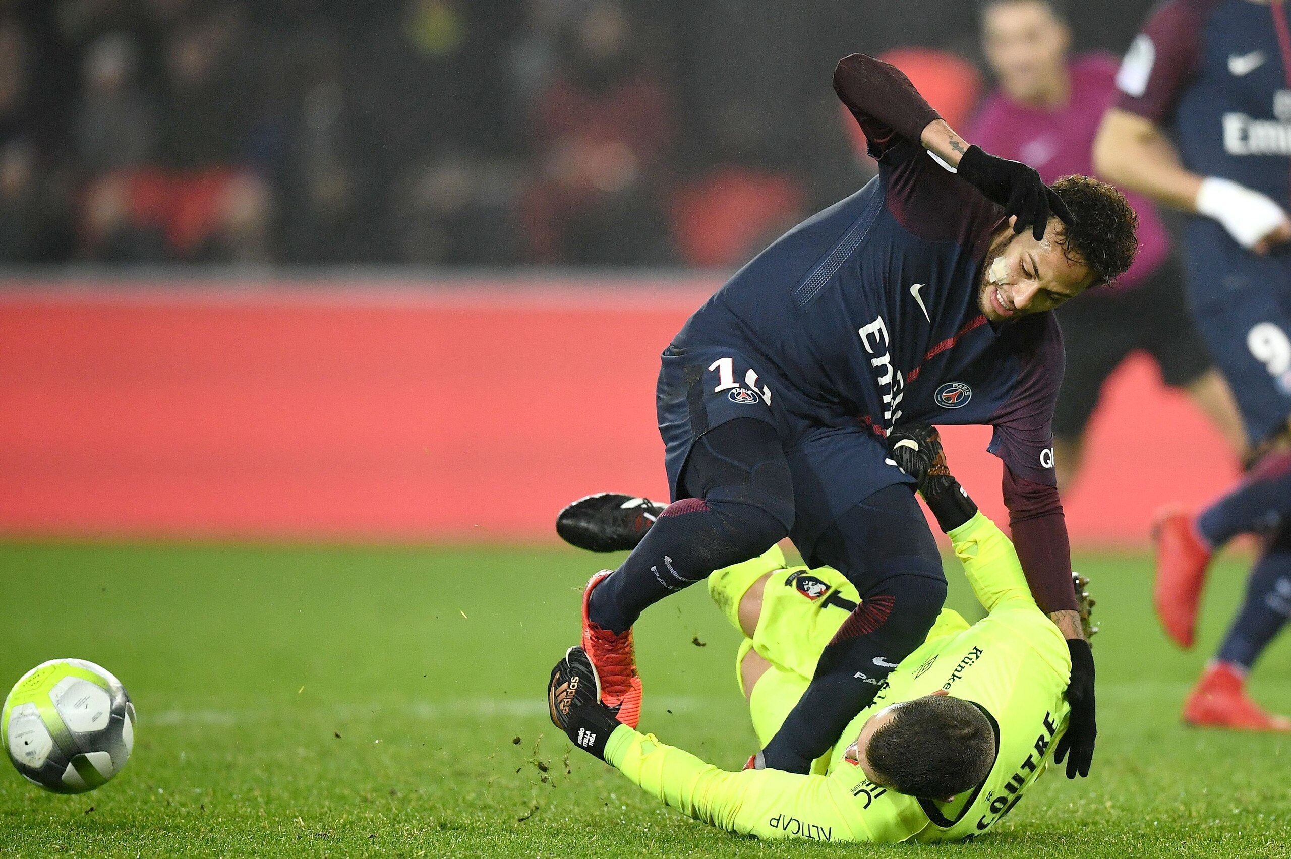 Paris Saint-Germain's Brazilian forward Neymar (L) vies with Caen's French goalkeeper Remy Vercoutre during the French L1 football match between Paris Saint-Germain and Caen at the Parc des Princes stadium in Paris on December 20, 2017.  / AFP PHOTO / FRA