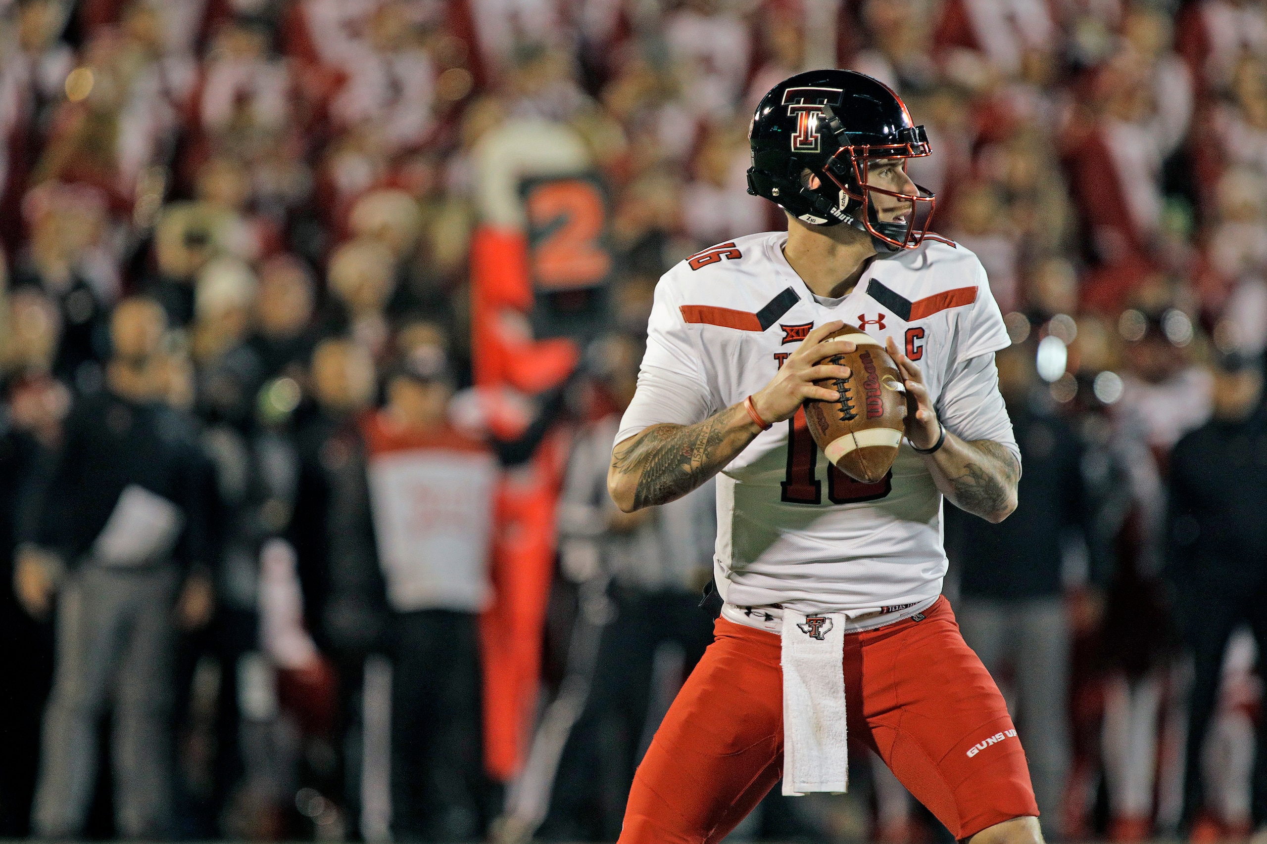 NORMAN, OK - OCTOBER 28: Quarterback Nic Shimonek #16 of the Texas Tech Red Raiders looks to throw against the Oklahoma Sooners at Gaylord Family Oklahoma Memorial Stadium on October 28, 2017 in Norman, Oklahoma. Oklahoma defeated Texas Tech 49-27. (Photo