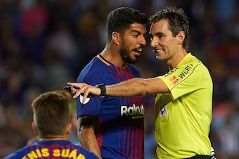 BARCELONA, SPAIN - AUGUST 13:  Luis Suarez of Barcelona argues with the referee Ricardo de Burgos Bengotxea during the Supercopa de Espana Supercopa Final 1st Leg match between FC Barcelona and Real Madrid at Camp Nou on August 13, 2017 in Barcelona, Spai