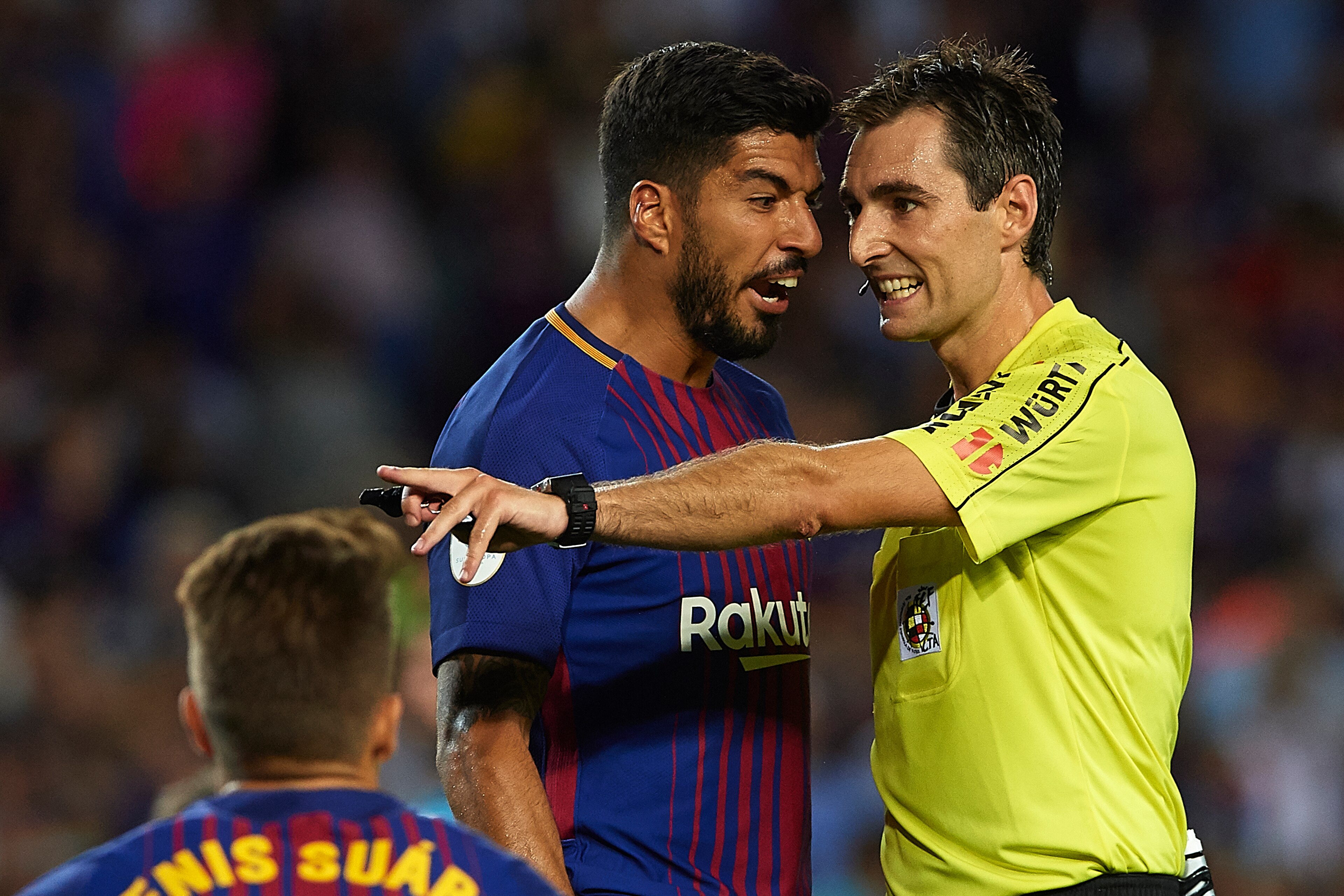BARCELONA, SPAIN - AUGUST 13:  Luis Suarez of Barcelona argues with the referee Ricardo de Burgos Bengotxea during the Supercopa de Espana Supercopa Final 1st Leg match between FC Barcelona and Real Madrid at Camp Nou on August 13, 2017 in Barcelona, Spai