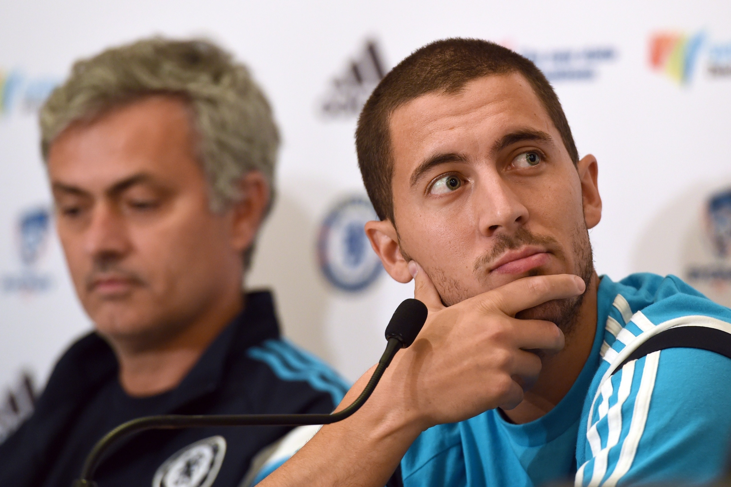 Chelsea football player Eden Hazard (R) and coach José Mourinho (L) listen to questions during a press conference in Sydney on May 31, 2015. The English Premier League champions take on local team Sydney FC on June 2. AFP PHOTO / William WEST (Ph Chelsea football player Eden Hazard (R) and coach José Mourinho (L) listen to questions during a press conference in Sydney on May 31, 2015. The English Premier League champions take on local team Sydney FC on June 2. AFP PHOTO / William WEST (Ph
