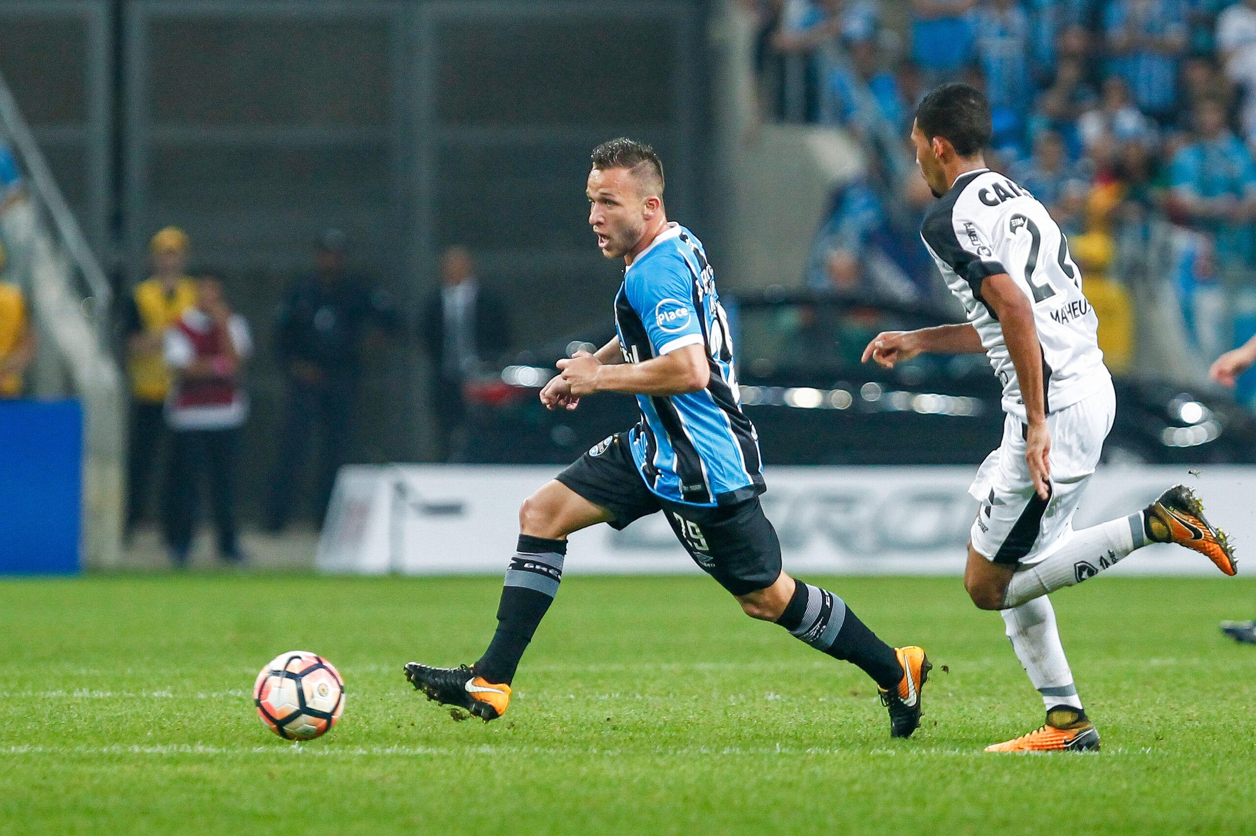 PORTO ALEGRE, BRAZIL - SEPTEMBER 20: Arthur of Gremio battles for the ball against Matheus Fernandes of Botafogo during the match between Gremio and Botafogo as part of Copa Bridgestone Libertadores 2017 quarter-finals, at Arena do Gremio on September 20,