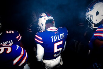 ORCHARD PARK, NY - DECEMBER 17:  Tyrod Taylor #5 of the Buffalo Bills prepares to run on the field before a game against the Miami Dolphins on December 17, 2017 at New Era Field in Orchard Park, New York.  (Photo by Bryan Bennett/Getty Images)