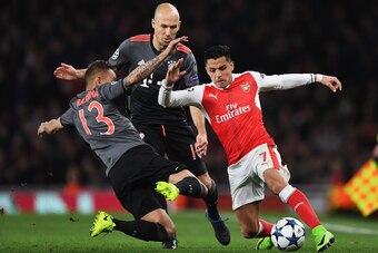 LONDON, ENGLAND - MARCH 07:  Alexis Sanchez of Arsenal battles with Rafinha (13) and Arjen Robben of Bayern Muenchen during the UEFA Champions League Round of 16 second leg match between Arsenal FC and FC Bayern Muenchen at Emirates Stadium on March 7, 20