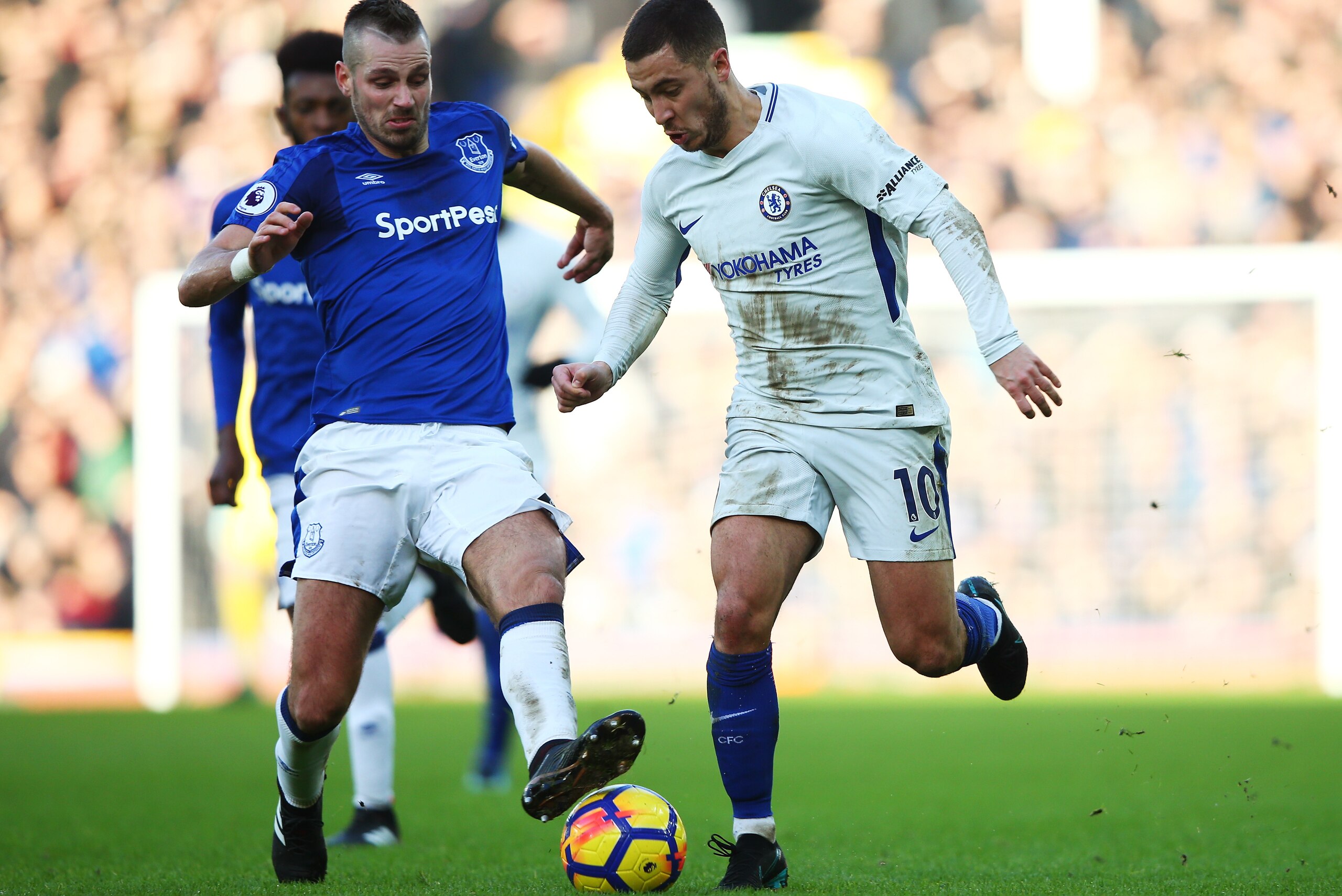 LIVERPOOL, ENGLAND - DECEMBER 23: Morgan Schneiderlin of Everton battles for possesion with Eden Hazard of Chelsea during the Premier League match between Everton and Chelsea at Goodison Park on December 23, 2017 in Liverpool, England. (Photo by Alex Liv LIVERPOOL, ENGLAND - DECEMBER 23: Morgan Schneiderlin of Everton battles for possesion with Eden Hazard of Chelsea during the Premier League match between Everton and Chelsea at Goodison Park on December 23, 2017 in Liverpool, England. (Photo by Alex Liv
