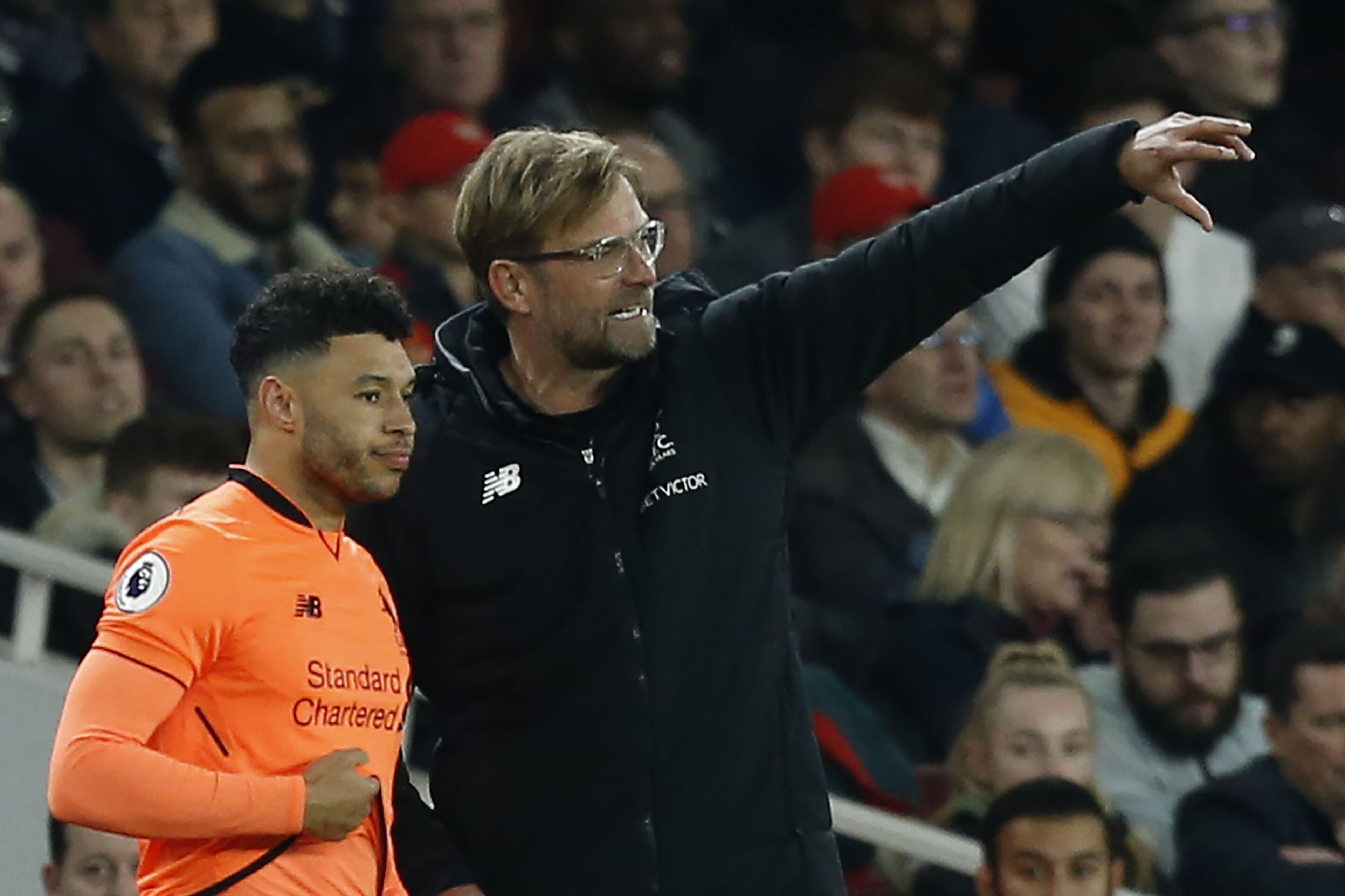 Liverpool's German manager Jurgen Klopp instructs Liverpool's English midfielder Alex Oxlade-Chamberlain during the English Premier League football match between Arsenal and Liverpool at the Emirates Stadium in London on December 22, 2017. / AFP PHOTO / Liverpool's German manager Jurgen Klopp instructs Liverpool's English midfielder Alex Oxlade-Chamberlain during the English Premier League football match between Arsenal and Liverpool at the Emirates Stadium in London on December 22, 2017. / AFP PHOTO /