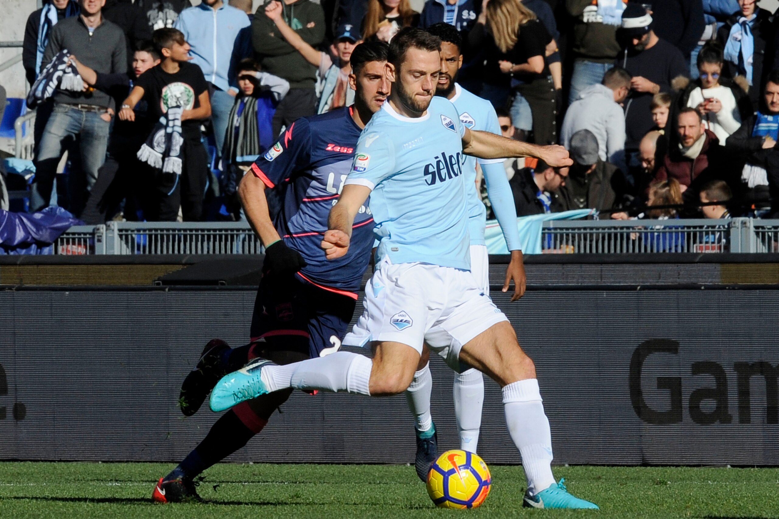 ROME, ROMA - DECEMBER 23: Stefan De Vrij of SS Lazio in action during the serie A match between SS Lazio and FC Crotone at Stadio Olimpico on December 23, 2017 in Rome, Italy.  (Photo by Marco Rosi/Getty Images)