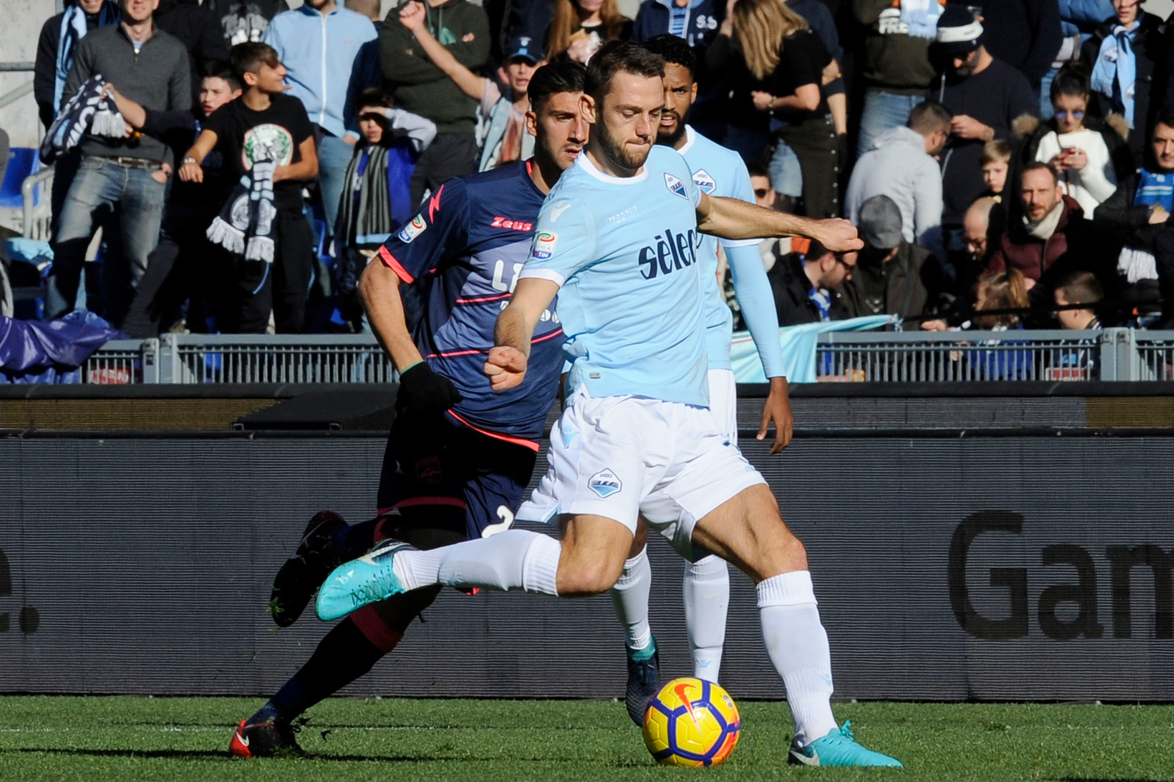 ROME, ROMA - DECEMBER 23: Stefan De Vrij of SS Lazio in action during the serie A match between SS Lazio and FC Crotone at Stadio Olimpico on December 23, 2017 in Rome, Italy.  (Photo by Marco Rosi/Getty Images)