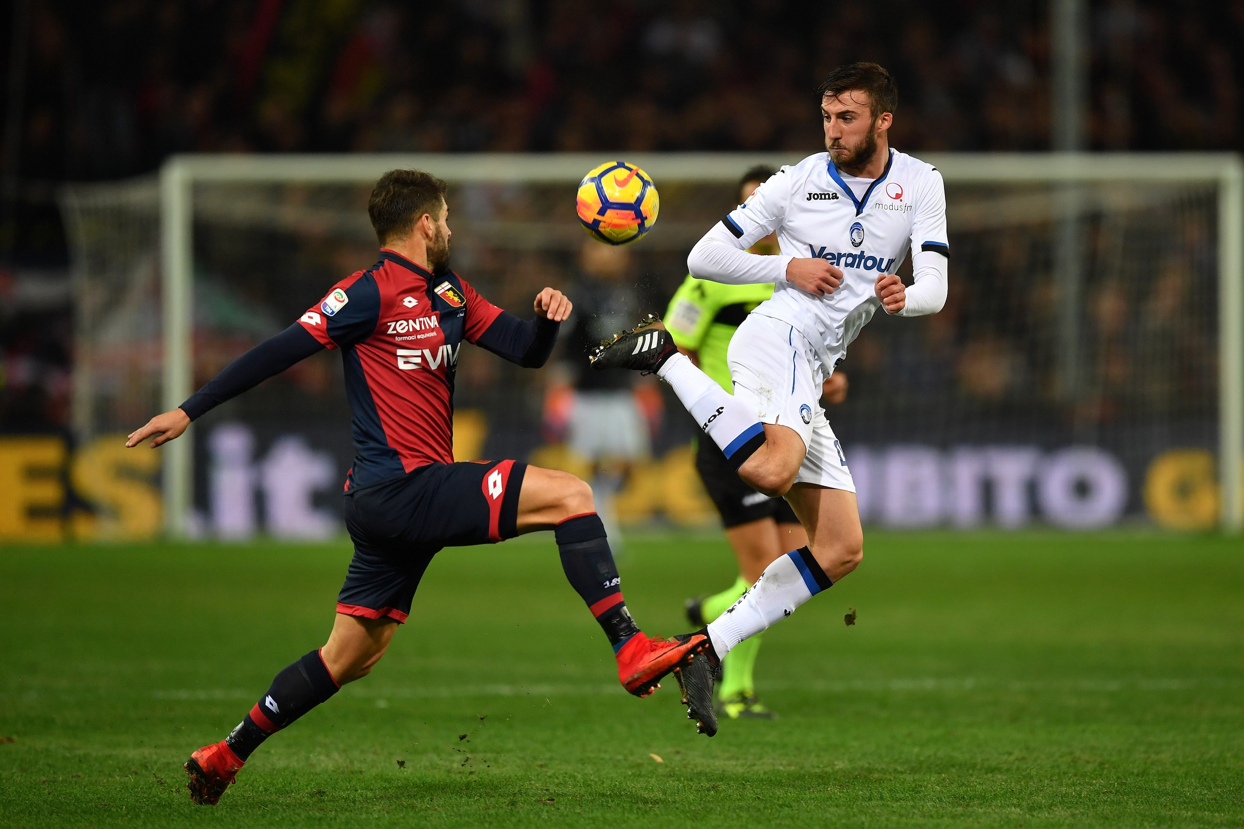 GENOA, ITALY - DECEMBER 12:  Bryan Cristante (R) of Atalanta BC controls the ball against Miguel Veloso of Genoa CFC  during the Serie A match between Genoa CFC and Atalanta BC at Stadio Luigi Ferraris on December 12, 2017 in Genoa, Italy.  (Photo by Vale