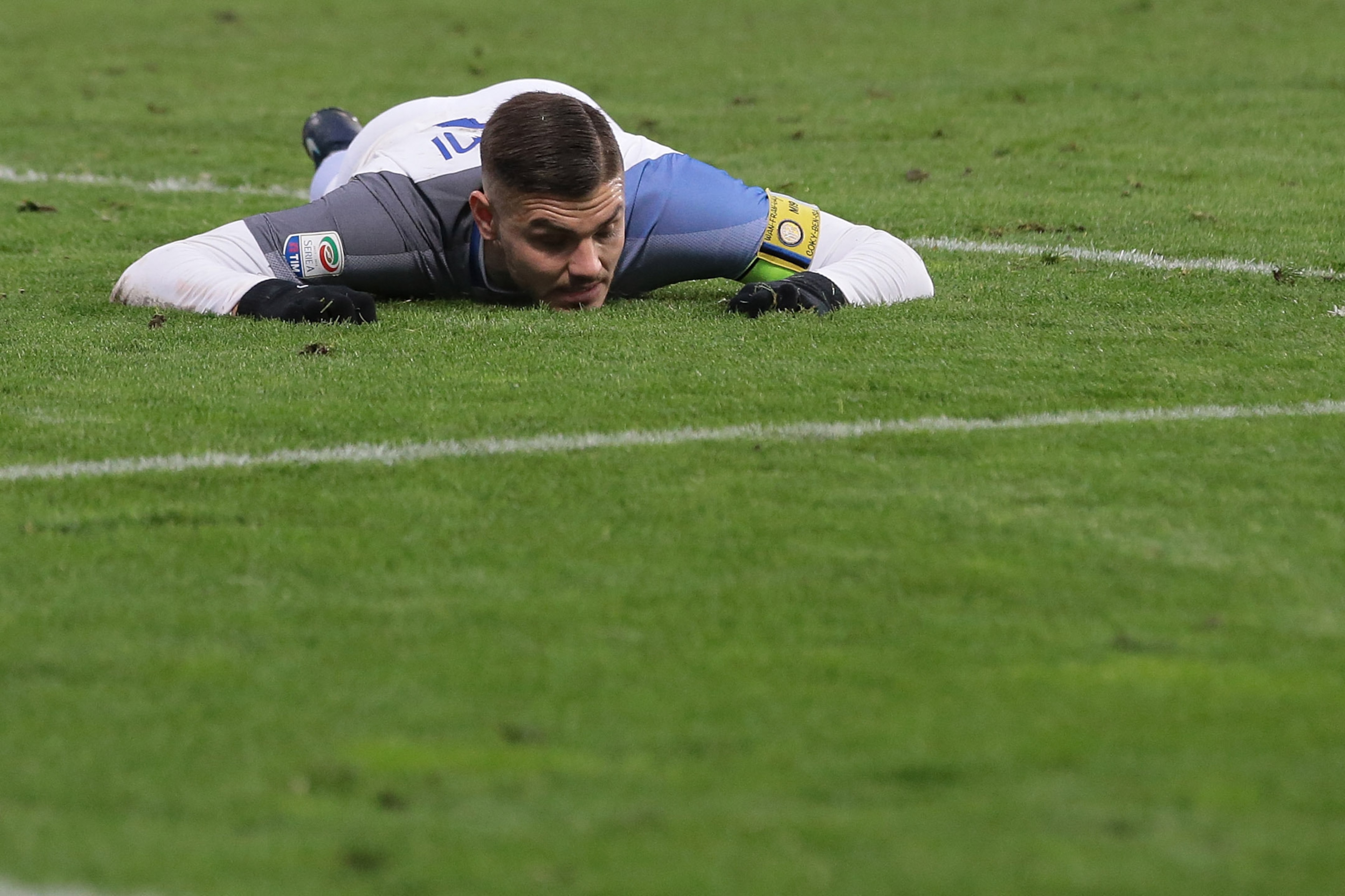 REGGIO NELL'EMILIA, ITALY - DECEMBER 23: Mauro Emanuel Icardi of FC Internazionale Milano shows his dejection during the serie A match between US Sassuolo and FC Internazionale at Mapei Stadium - Citta' del Tricolore on December 23, 2017 in Reggio nell'E REGGIO NELL'EMILIA, ITALY - DECEMBER 23: Mauro Emanuel Icardi of FC Internazionale Milano shows his dejection during the serie A match between US Sassuolo and FC Internazionale at Mapei Stadium - Citta' del Tricolore on December 23, 2017 in Reggio nell'E