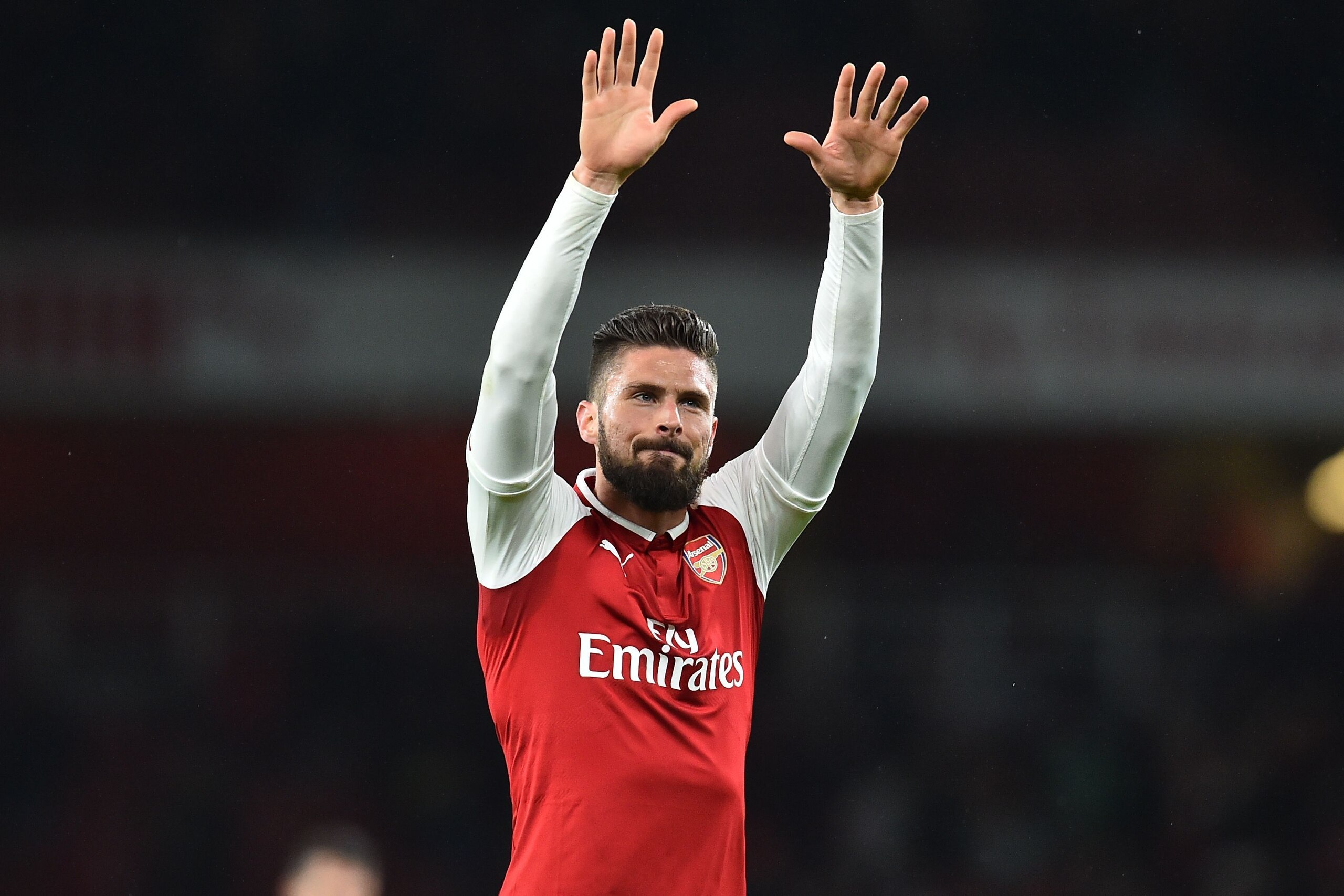 Arsenal's French striker Olivier Giroud gestures to supporters on the pitch after the English Premier League football match between Arsenal and Newcastle United at the Emirates Stadium in London on December 16, 2017. 
Arsenal won the game 1-0. / AFP PHOTO
