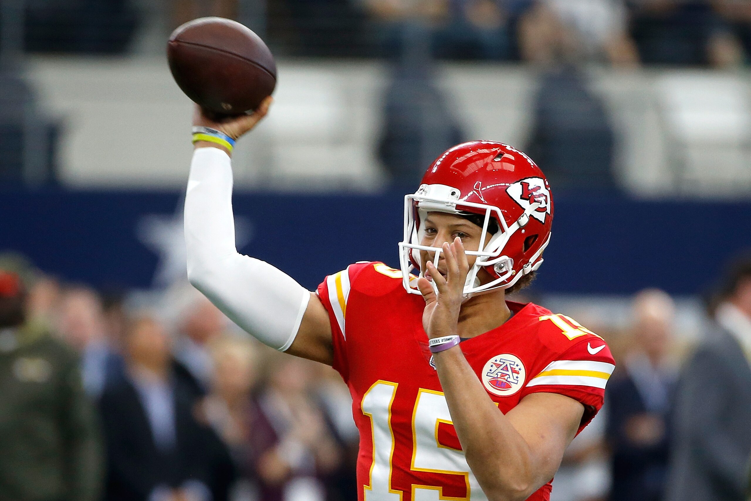 ARLINGTON, TX - NOVEMBER 05:  Patrick Mahomes #15 of the Kansas City Chiefs warms up before the game against the Dallas Cowboys at AT&T Stadium on November 5, 2017 in Arlington, Texas.  (Photo by Ron Jenkins/Getty Images)