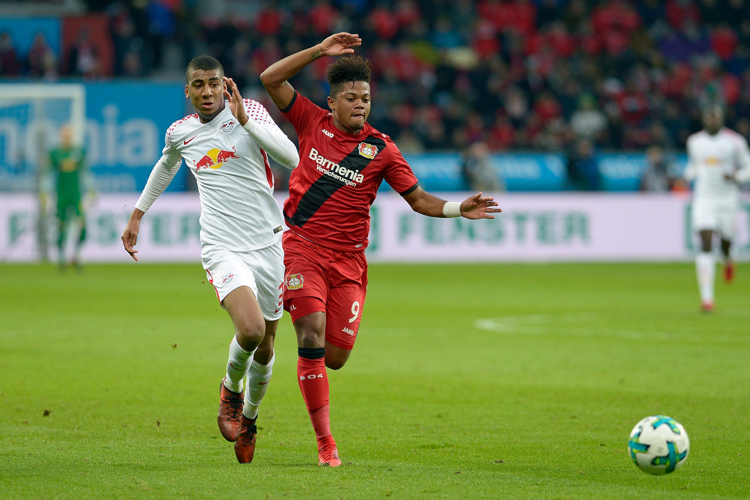 LEVERKUSEN, GERMANY - NOVEMBER 18: Bernardo of Leipzig and Leon Bailey of Leverkusen battle for the ball during the Bundesliga match between Bayer 04 Leverkusen and RB Leipzig at BayArena on November 18, 2017 in Leverkusen, Germany. (Photo by TF-Images/TF