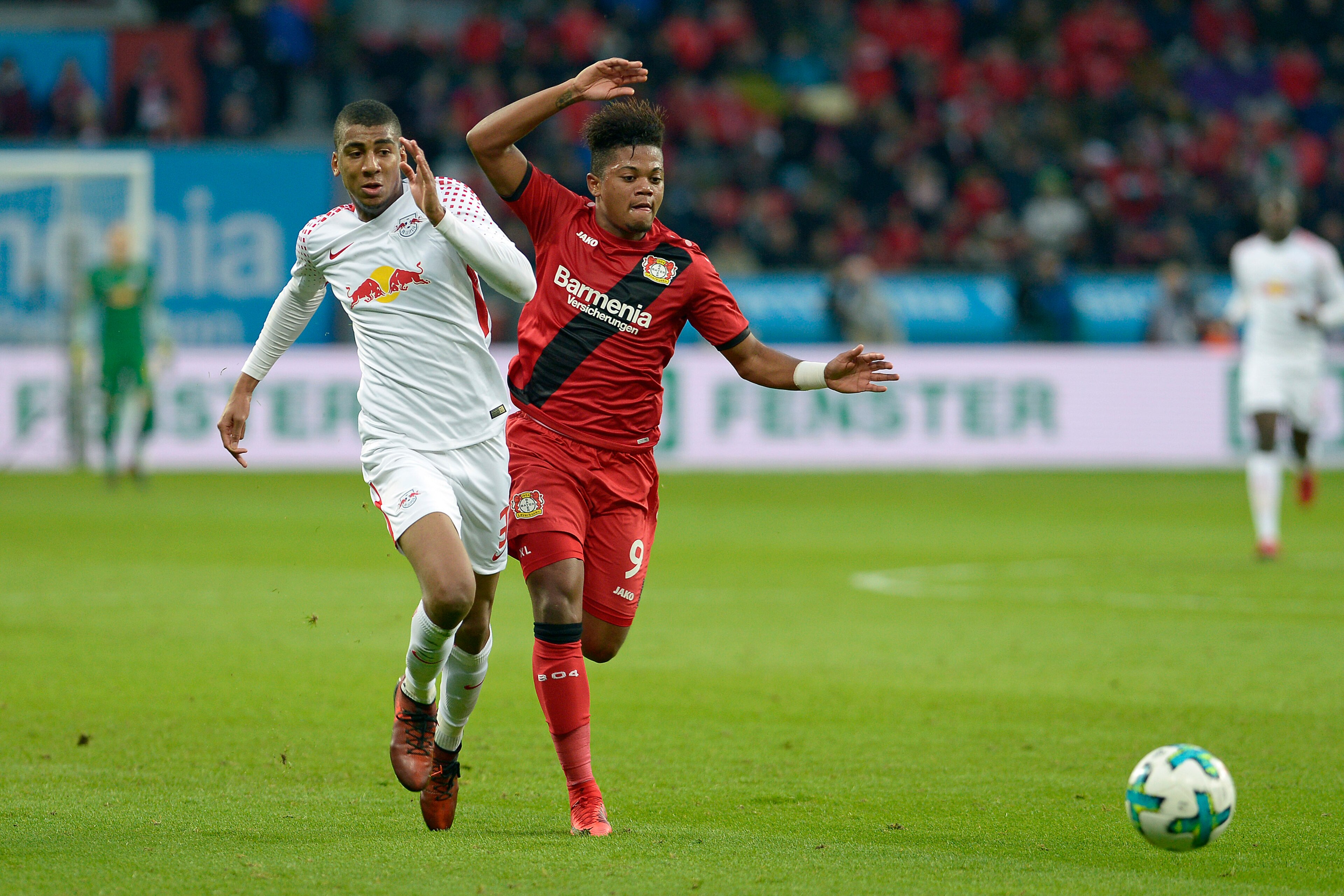 LEVERKUSEN, GERMANY - NOVEMBER 18: Bernardo of Leipzig and Leon Bailey of Leverkusen battle for the ball during the Bundesliga match between Bayer 04 Leverkusen and RB Leipzig at BayArena on November 18, 2017 in Leverkusen, Germany. (Photo by TF-Images/TF