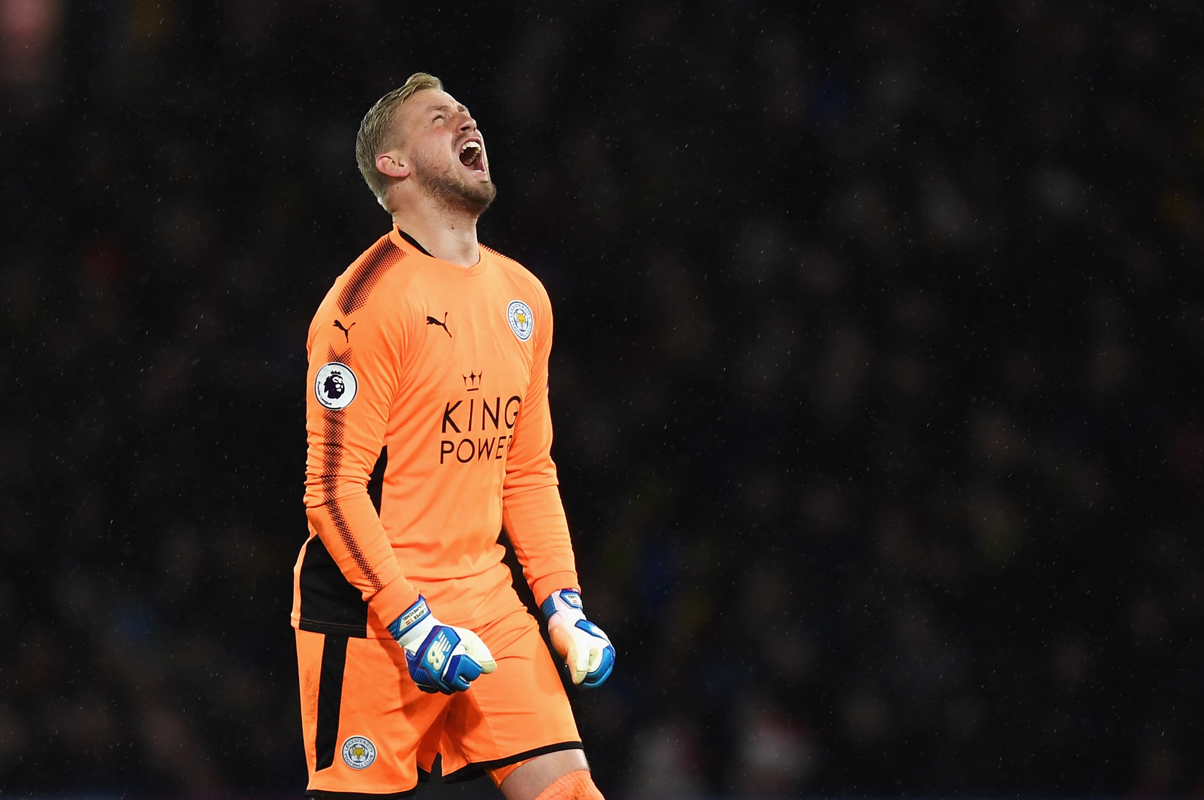 WATFORD, ENGLAND - DECEMBER 26: Kasper Schmeichel of Leicester City reacts during the Premier League match between Watford and Leicester City at Vicarage Road on December 26, 2017 in Watford, England. (Photo by Michael Regan/Getty Images) WATFORD, ENGLAND - DECEMBER 26: Kasper Schmeichel of Leicester City reacts during the Premier League match between Watford and Leicester City at Vicarage Road on December 26, 2017 in Watford, England. (Photo by Michael Regan/Getty Images)