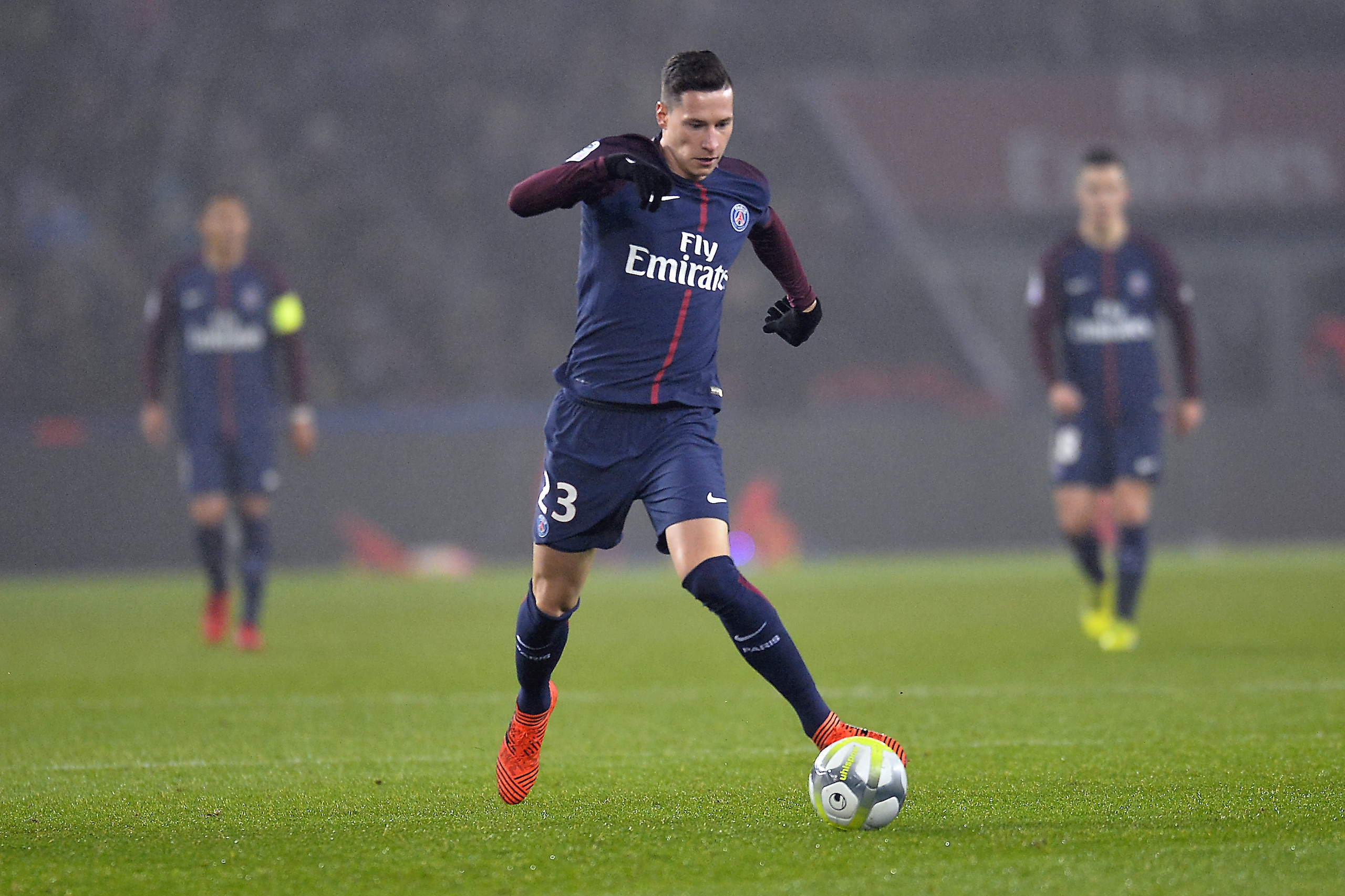 PARIS, FRANCE - DECEMBER 20:  Julian Draxler of Paris Saint-Germain runs with ball during the Ligue 1 match between Paris Saint Germain and SM Caen at Parc des Princes on December 20, 2017 in Paris, France.  (Photo by Aurelien Meunier/Getty Images)