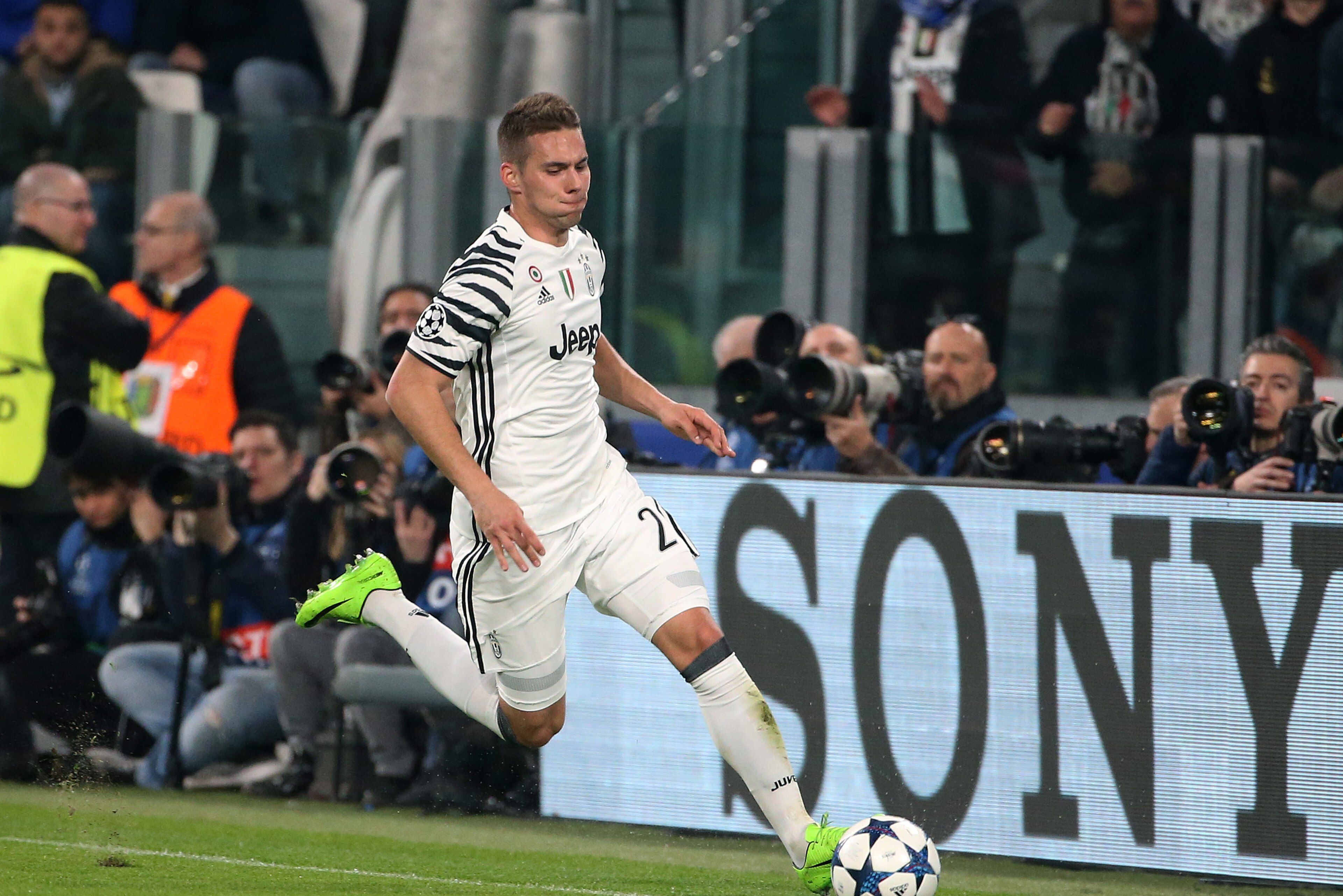 TURIN, ITALY - MARCH 14: Marko Pjaca of Juventus in action during the UEFA Champions League Round of 16 second leg match between Juventus Turin and FC Porto at Juventus Stadium on March 14, 2017 in Turin, Italy. (Photo by Jean Catuffe/Getty Images)