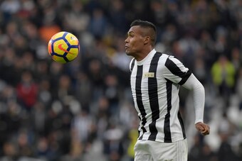 Juventus' Brazilian defender Alex Sandro Lobo Silva controls the ball during the Italian Serie A football match Juventus vs Benevento at the Juventus stadium in Turin on November 5, 2017. / AFP PHOTO / MIGUEL MEDINA        (Photo credit should read MIGUEL