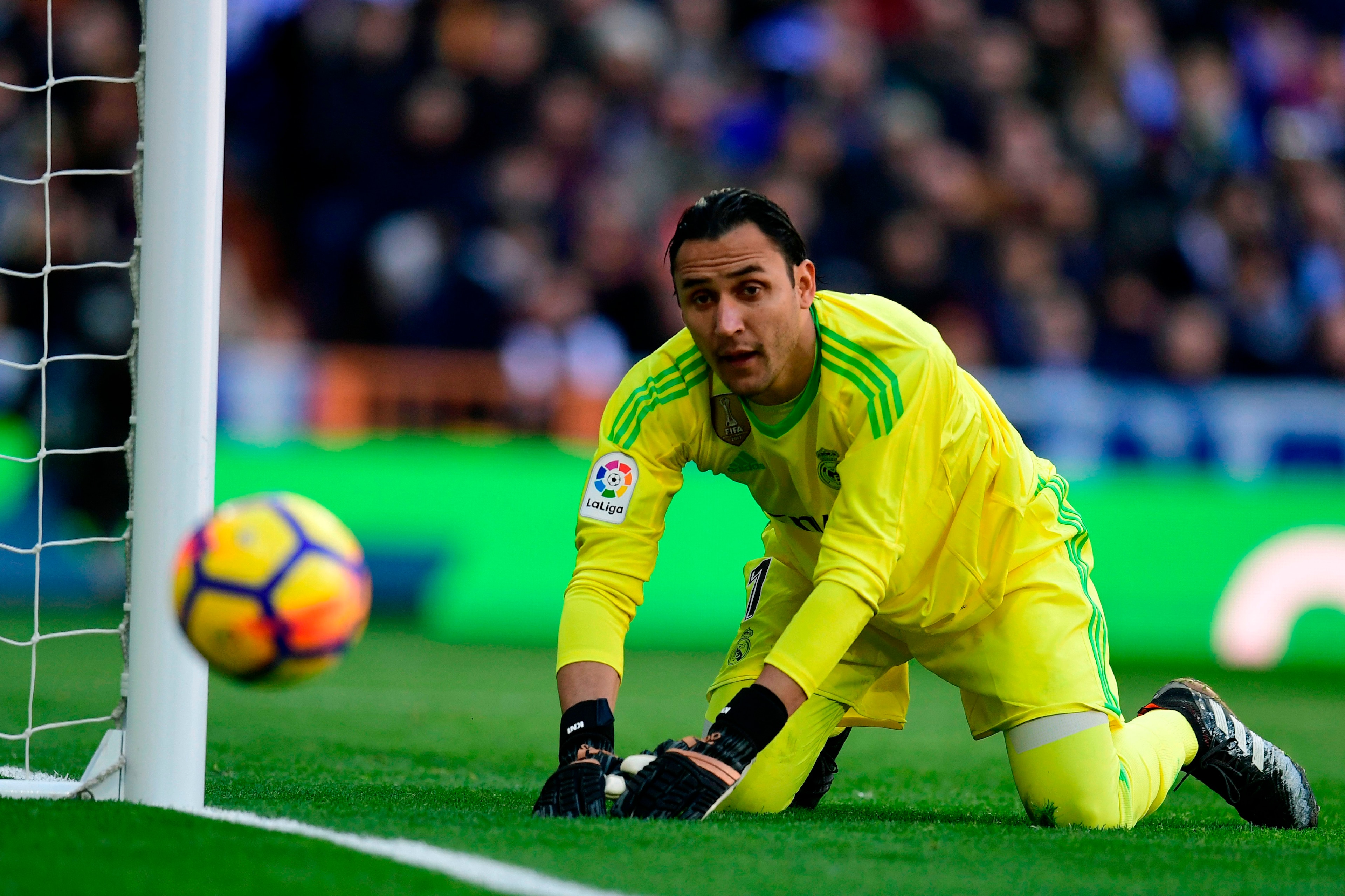 Real Madrid's Costa Rican goalkeeper Keylor Navas eyes the ball during the Spanish League 'Clasico' football match Real Madrid CF vs FC Barcelona at the Santiago Bernabeu stadium in Madrid on December 23, 2017.  / AFP PHOTO / JAVIER SORIANO        (Photo 