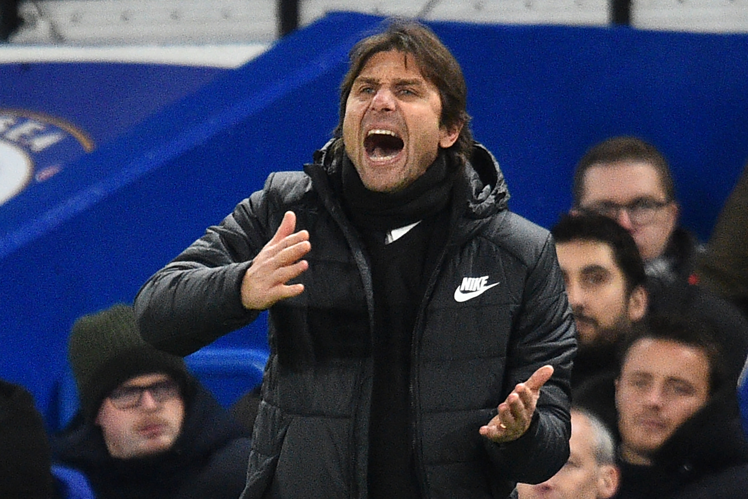 Chelsea's Italian head coach Antonio Conte gestures on the touchline during the English Premier League football match between Chelsea and Brighton and Hove Albion at Stamford Bridge in London on December 26, 2017. / AFP PHOTO / Glyn KIRK / RESTRICTED TO E