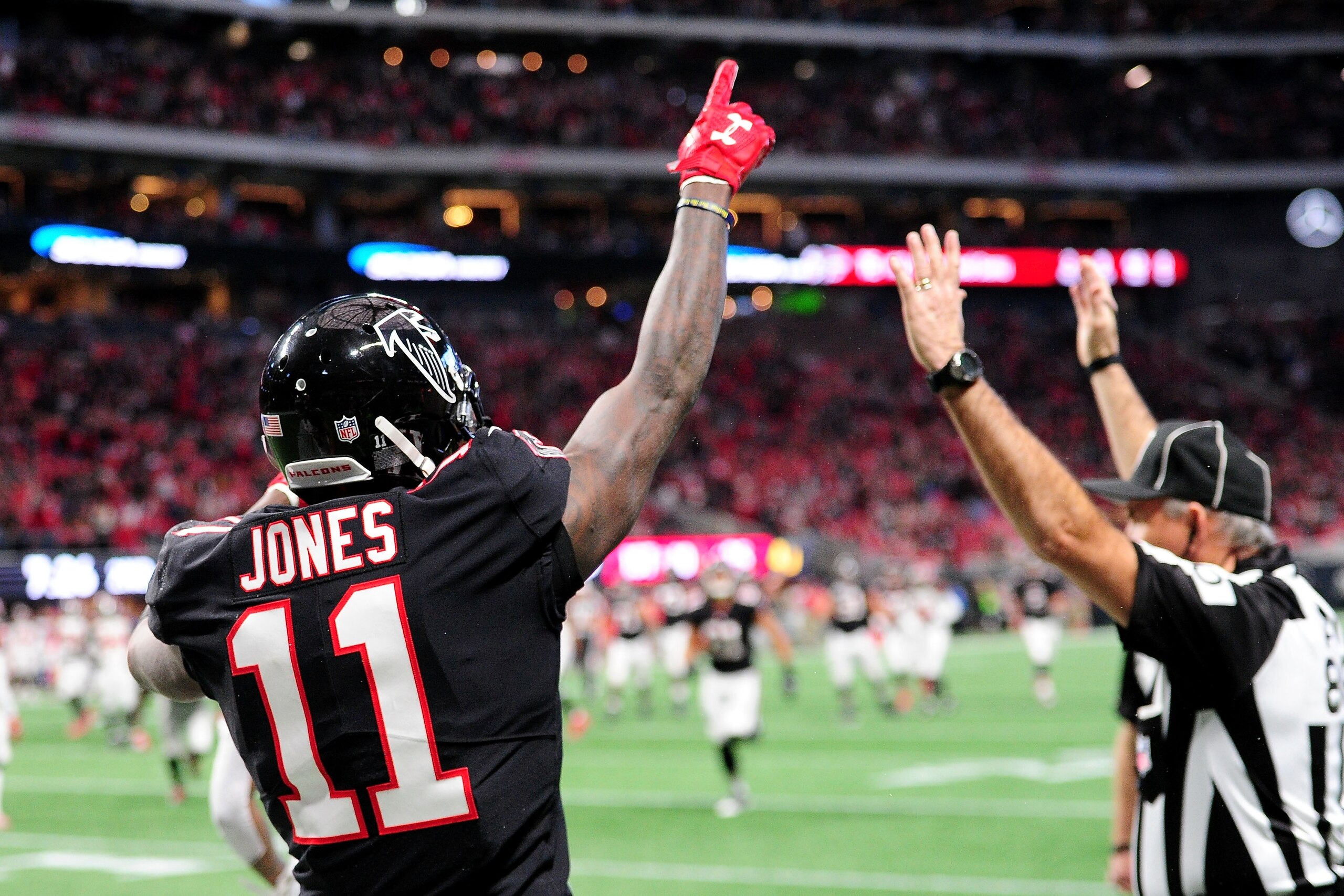 ATLANTA, GA - NOVEMBER 26: Julio Jones #11 of the Atlanta Falcons celebrates a touchdown during the first half against the Tampa Bay Buccaneers at Mercedes-Benz Stadium on November 26, 2017 in Atlanta, Georgia. (Photo by Scott Cunningham/Getty Images)