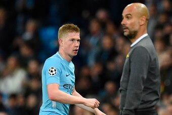 Manchester City's Belgian midfielder Kevin De Bruyne (L) walks past Manchester City's Spanish manager Pep Guardiola (R) as he is replaced by Manchester City's Brazilian striker Gabriel Jesus (unseen) during the UEFA Champions League Group F football match