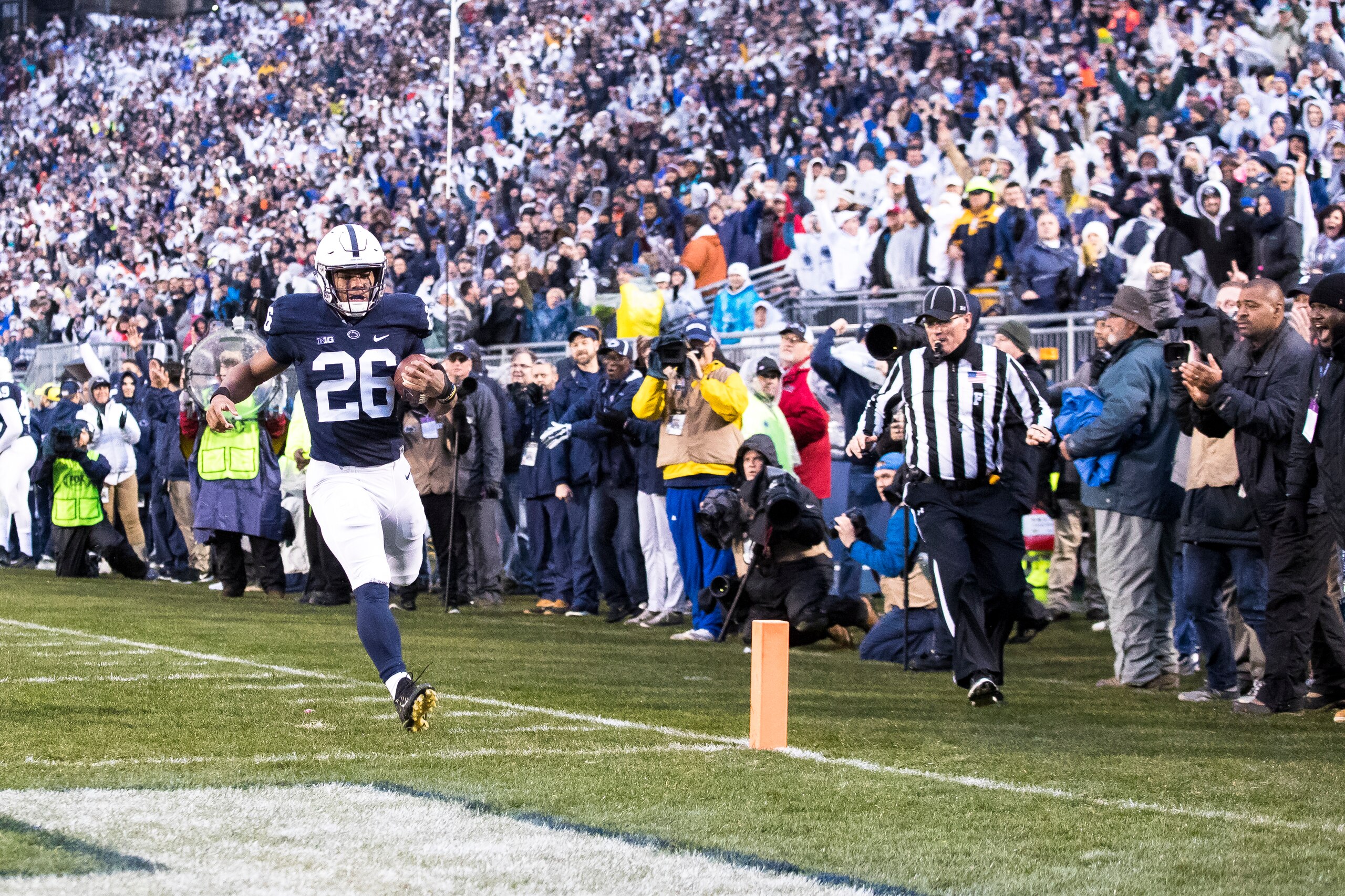 UNIVERSITY PARK, PA - NOVEMBER 18:  Saquon Barkley #26 of the Penn State Nittany Lions carries the ball on a touchdown run during the first quarter against the Nebraska Cornhuskers on November 18, 2017 at Beaver Stadium in University Park, Pennsylvania. P