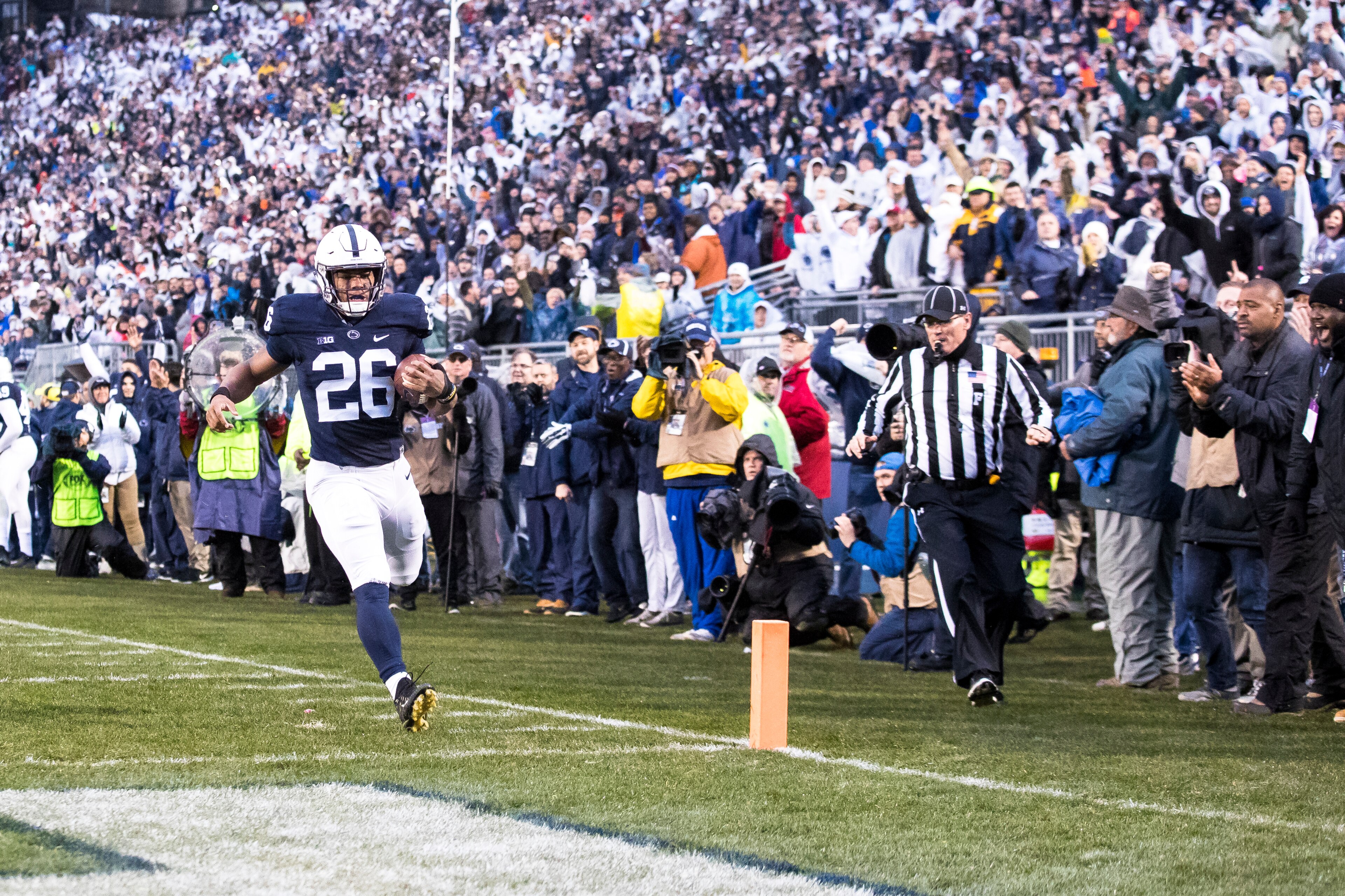 UNIVERSITY PARK, PA - NOVEMBER 18:  Saquon Barkley #26 of the Penn State Nittany Lions carries the ball on a touchdown run during the first quarter against the Nebraska Cornhuskers on November 18, 2017 at Beaver Stadium in University Park, Pennsylvania. P