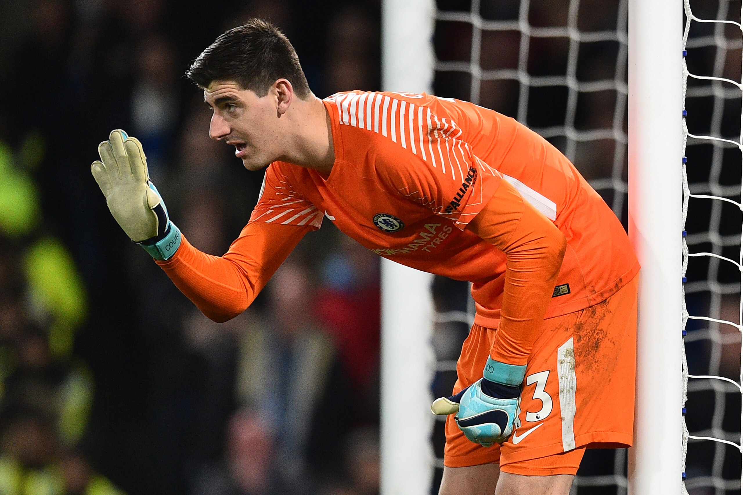 Chelsea's Belgian goalkeeper Thibaut Courtois lines up his defence during the English Premier League football match between Chelsea and Brighton and Hove Albion at Stamford Bridge in London on December 26, 2017. / AFP PHOTO / Glyn KIRK / RESTRICTED TO EDI