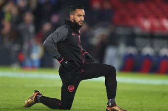 LONDON, ENGLAND - DECEMBER 28:  Theo Walcott of Arsenal warms up prior to the Premier League match between Crystal Palace and Arsenal at Selhurst Park on December 28, 2017 in London, England.  (Photo by Catherine Ivill/Getty Images)