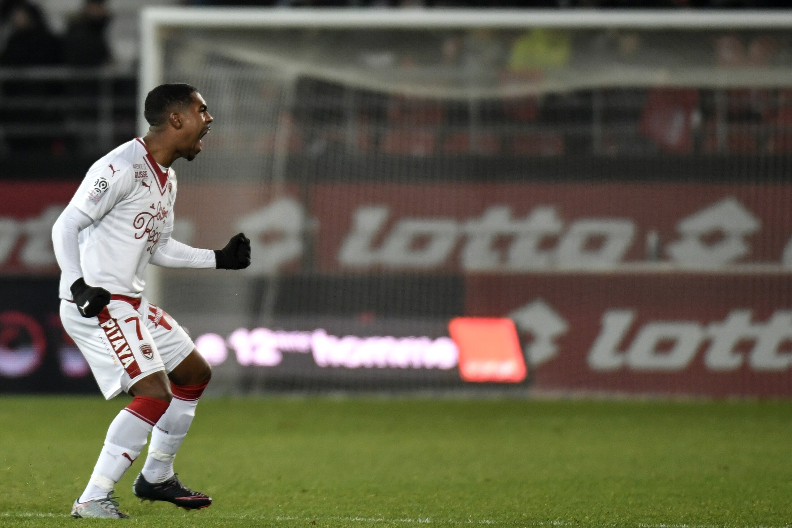 Bordeaux's Brazilian forward Malcom celebrates after scoring a goal during the French L1 football match between Dijon (DFCO) and Bordeaux at Gaston Gerard Stadium in Dijon on December 1, 2017. / AFP PHOTO / JEFF PACHOUD        (Photo credit should read JE