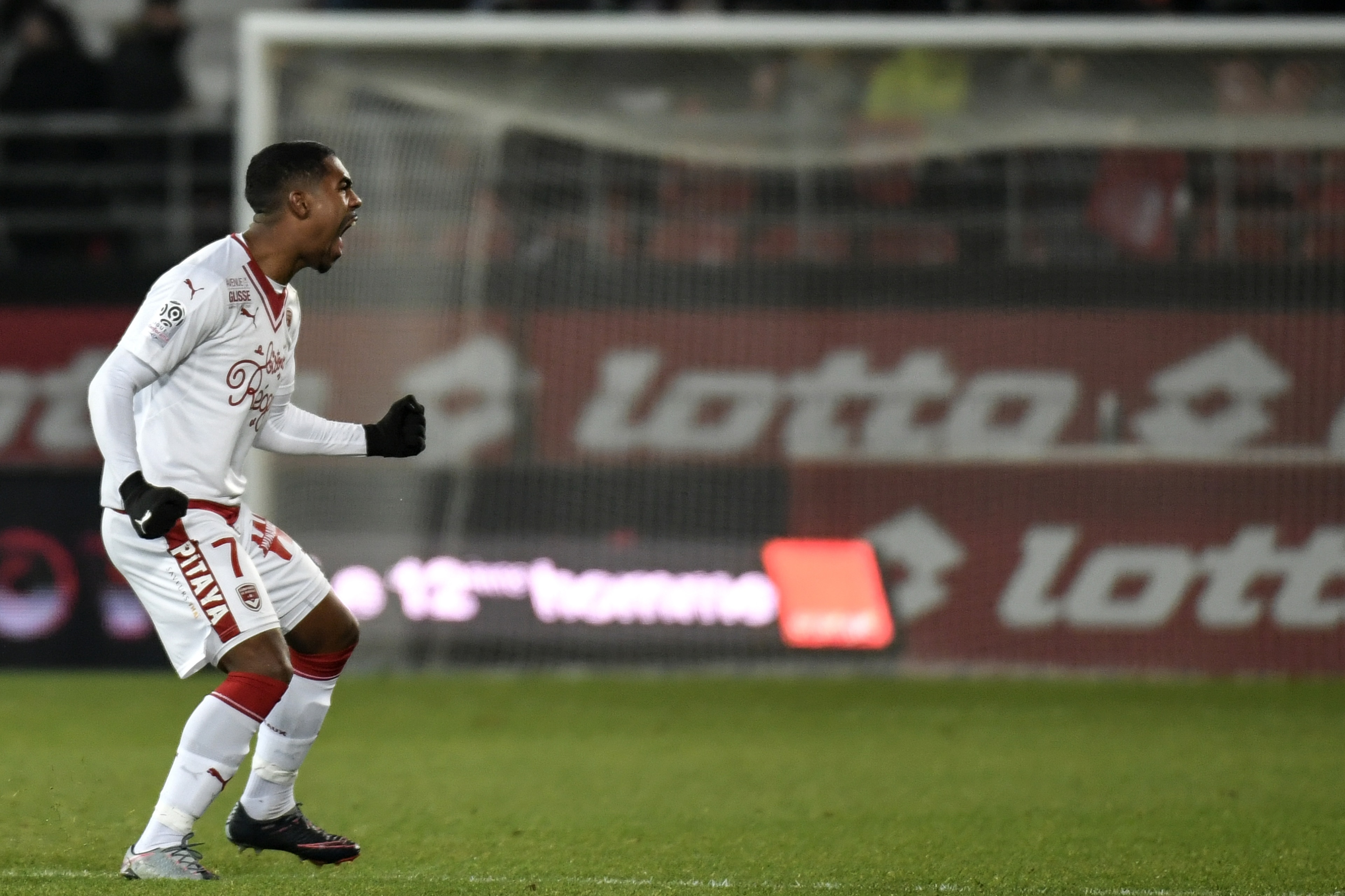 Bordeaux's Brazilian forward Malcom celebrates after scoring a goal during the French L1 football match between Dijon (DFCO) and Bordeaux at Gaston Gerard Stadium in Dijon on December 1, 2017. / AFP PHOTO / JEFF PACHOUD        (Photo credit should read JE
